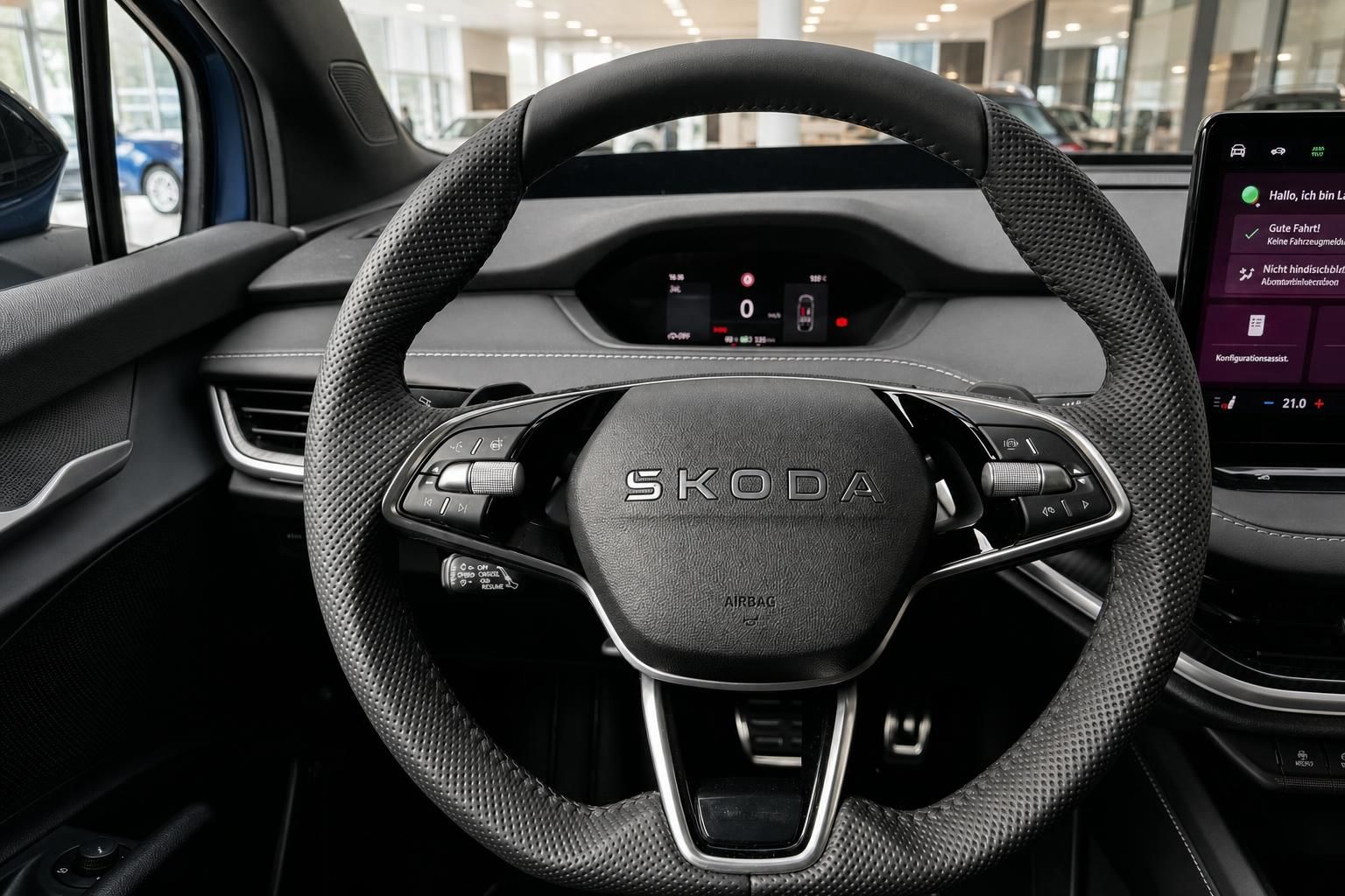 Skoda Innenraum Lenkrad mit Multifunktionstasten und digitalem Cockpit im Autohaus