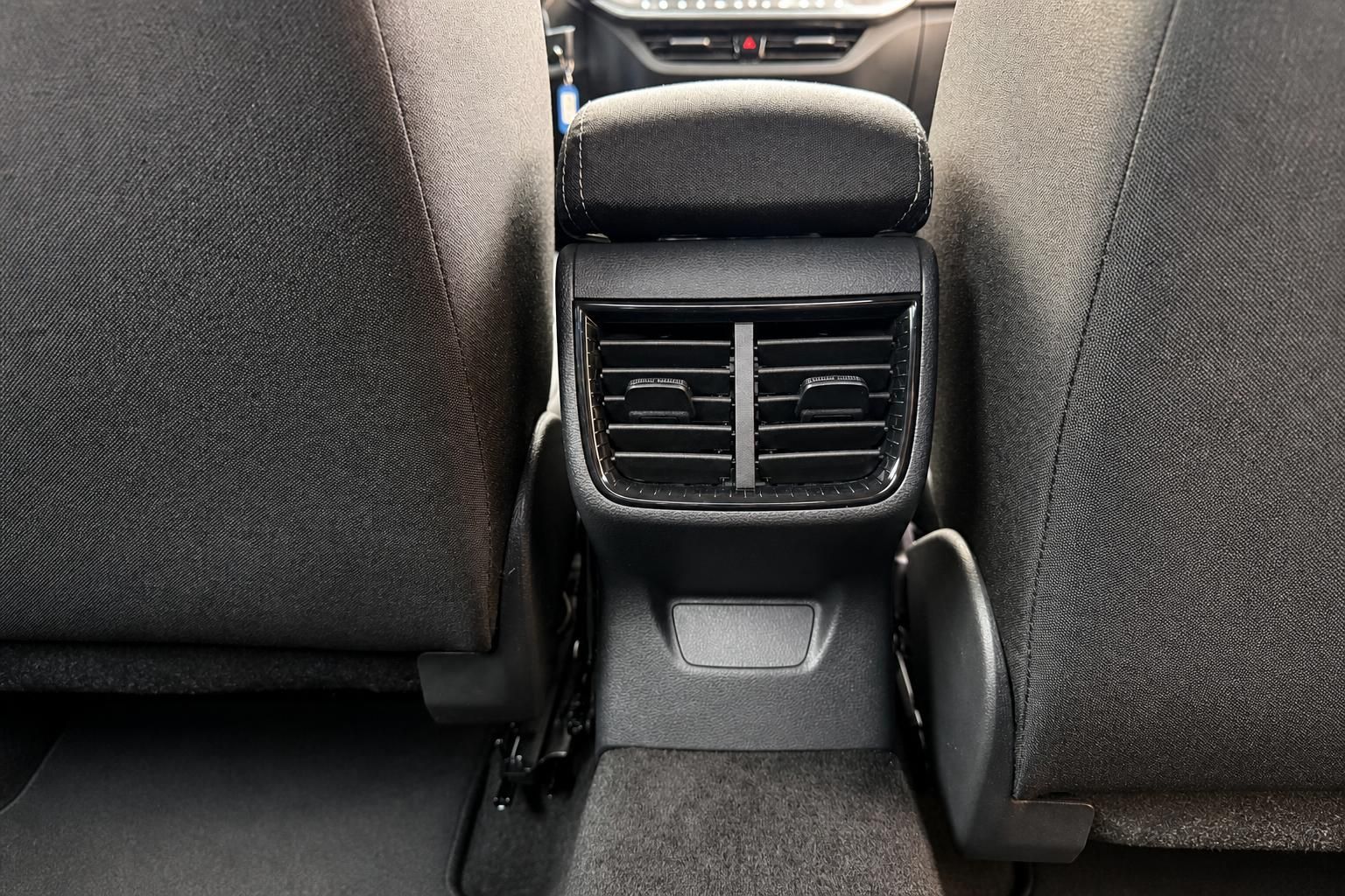Fahrzeug Innenraum Rücksitzbereich mit Klimadüsen und Armlehne