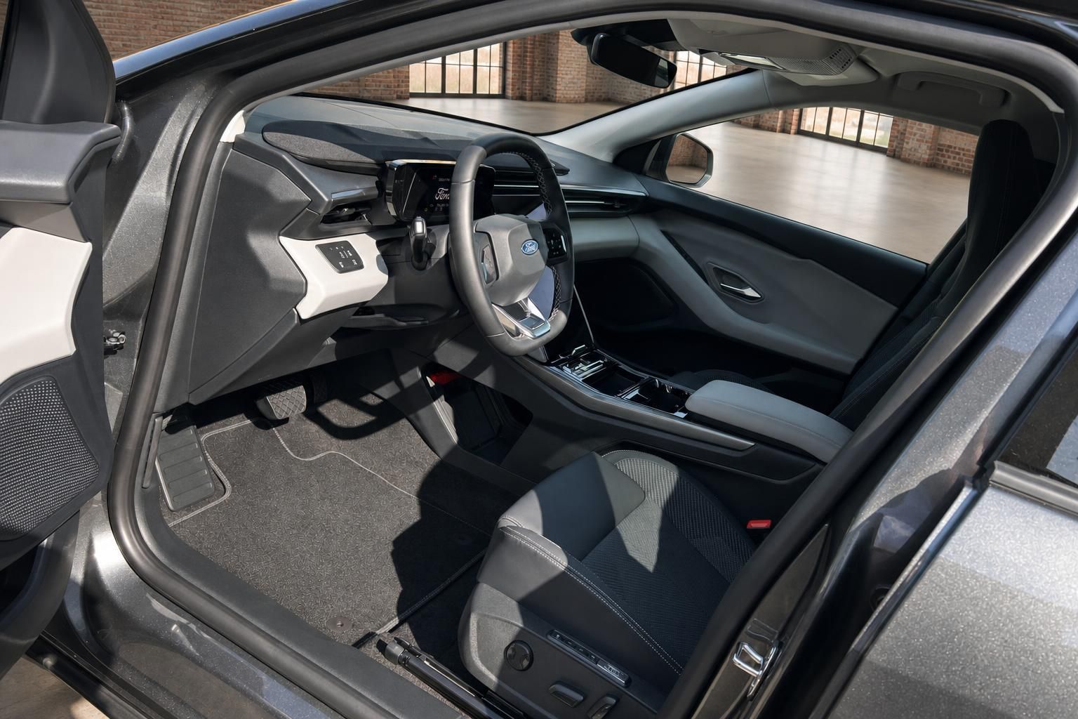 Ford Innenraum mit Cockpit, Lenkrad und Vordersitzen im Detail