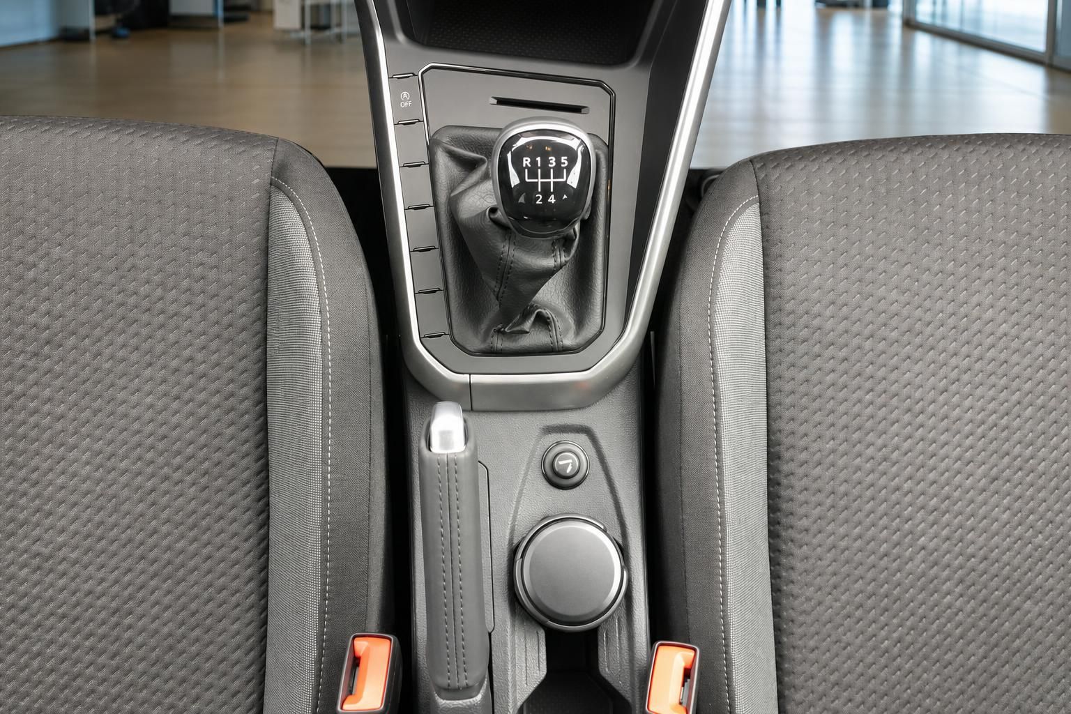 Fahrzeug Innenraum Mittelkonsole mit Schaltknauf und Handbremse – Detailaufnahme