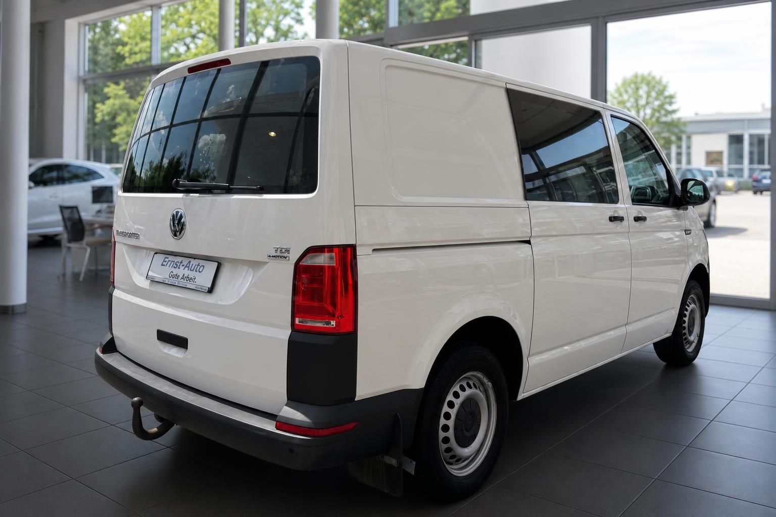 VW Transporter T6 TDI 4Motion weiß Kastenwagen Heckansicht im Autohaus
