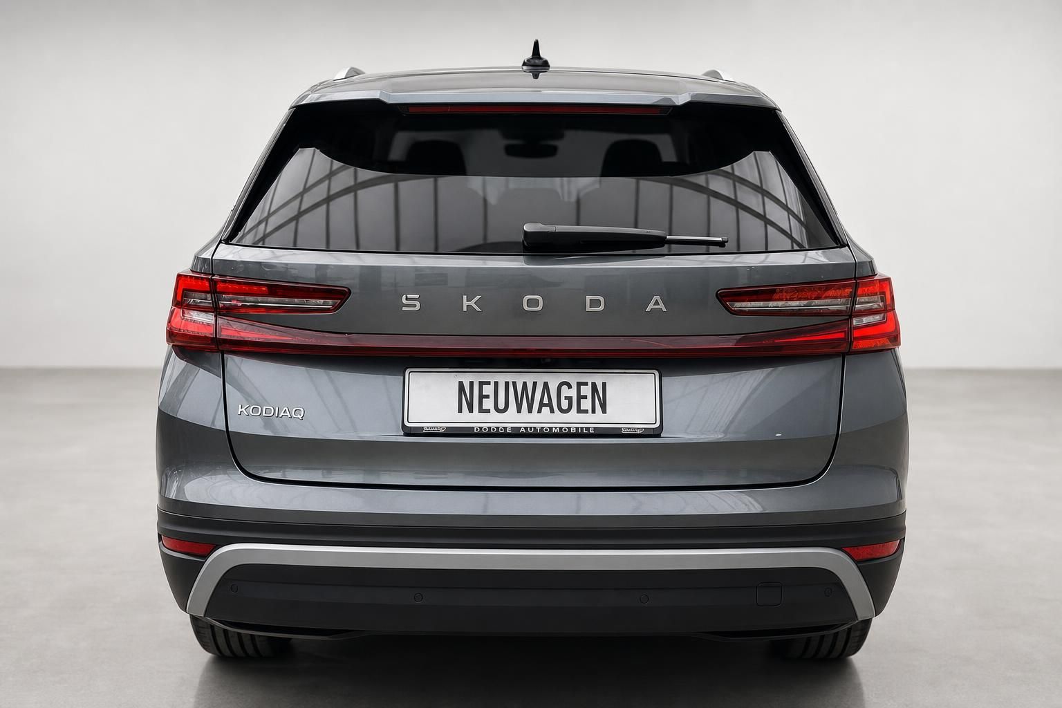 Skoda Kodiaq in Blau-Grau, Heckansicht im Studio
