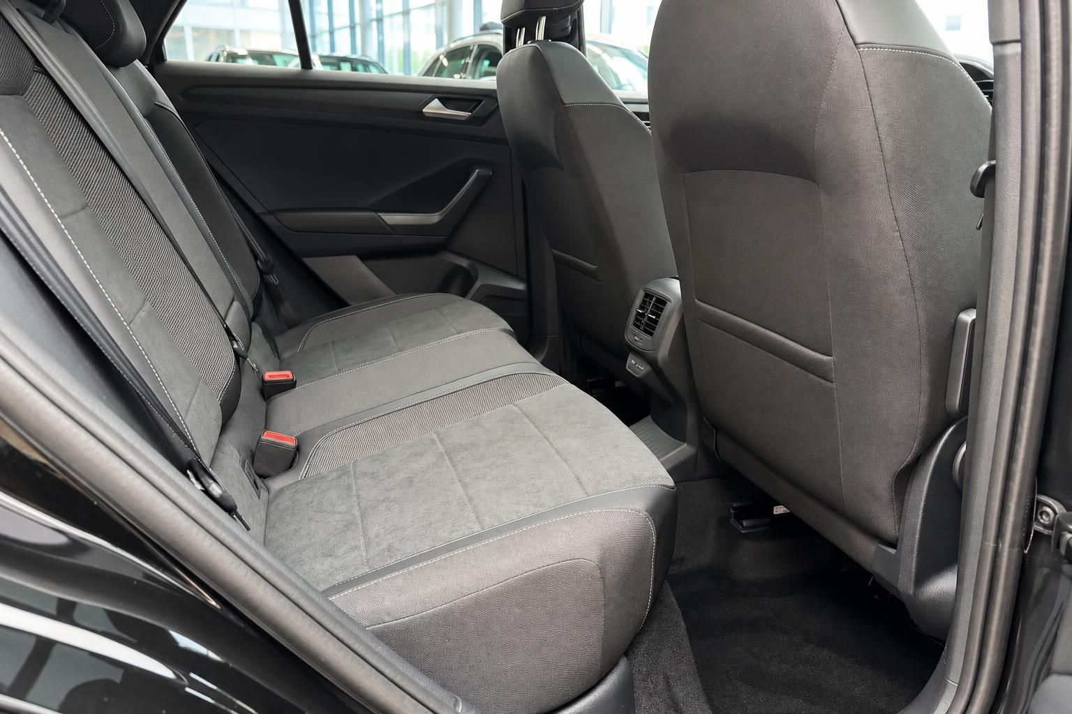 Volkswagen Tiguan Innenraum Rücksitzbank grau Stoff Alcantara Sitze hinten