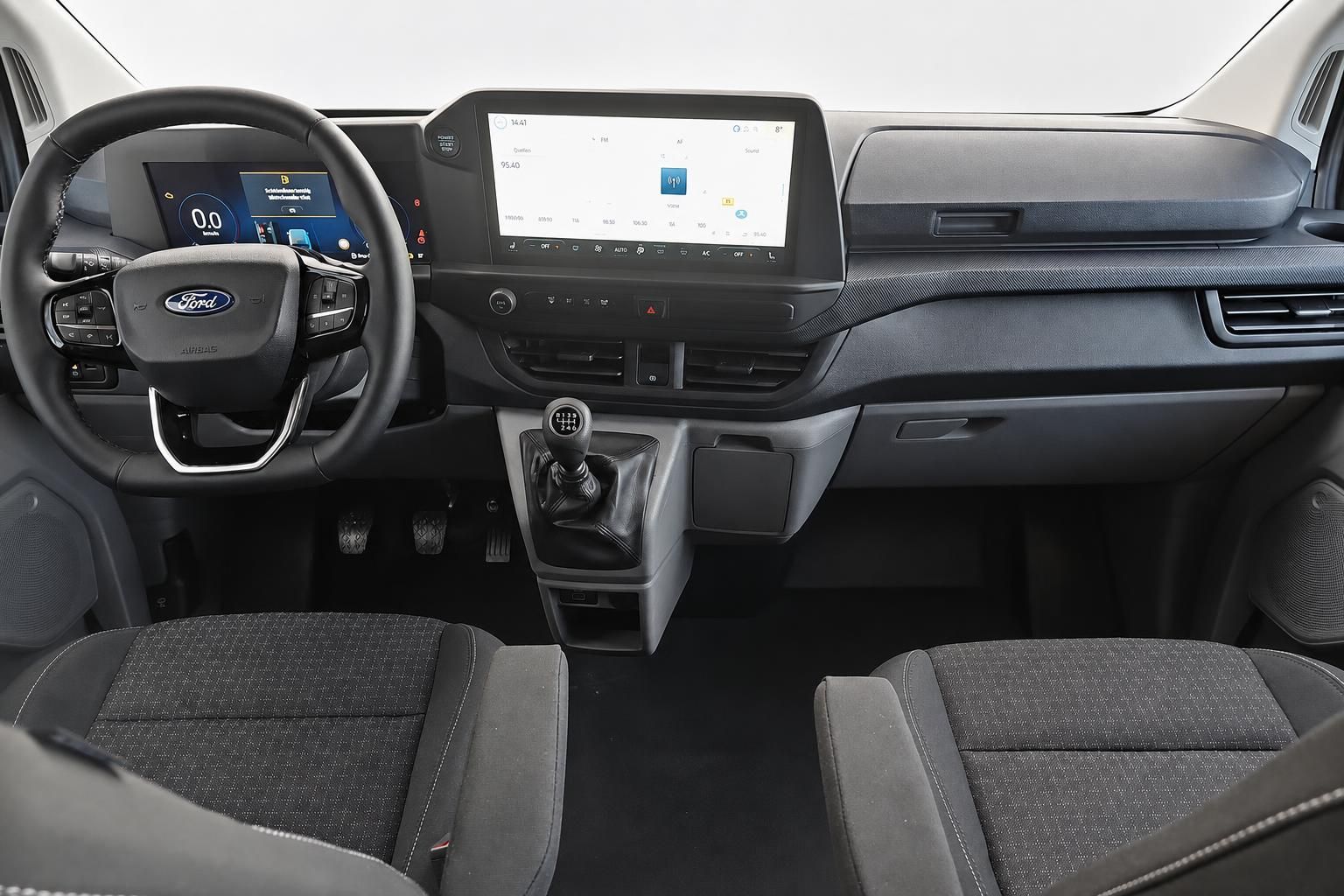 Ford Cockpit Innenraum mit Lenkrad, Touchscreen und Schaltknauf