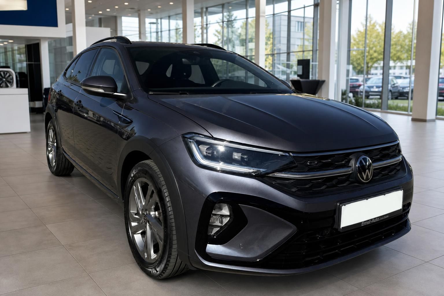 VW Volkswagen Kompakt-SUV grau metallic Frontansicht im Autohaus Showroom
