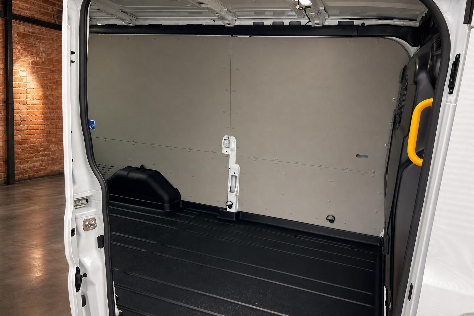 Leerer Laderaum eines weißen Transporters mit offener Hecktür