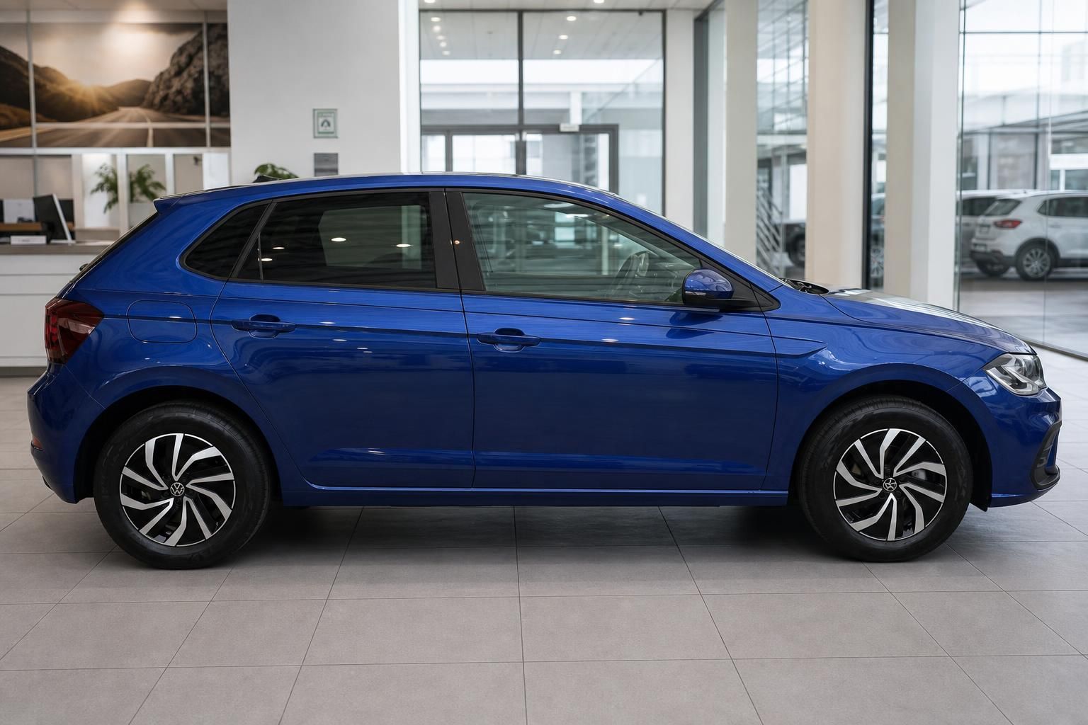 VW Polo blau Seitenansicht im Autohaus – kompakter Kleinwagen mit Leichtmetallfelgen
