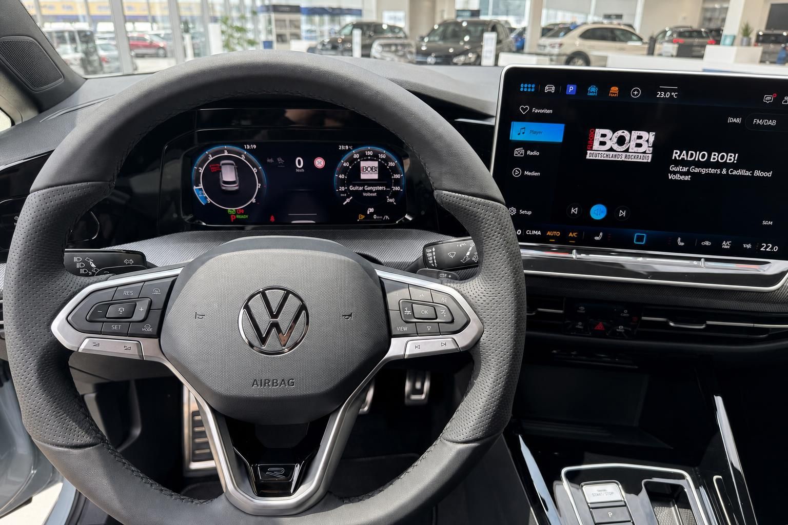 VW Golf R Innenraum – Lenkrad, digitales Cockpit und Infotainment-Display im Autohaus