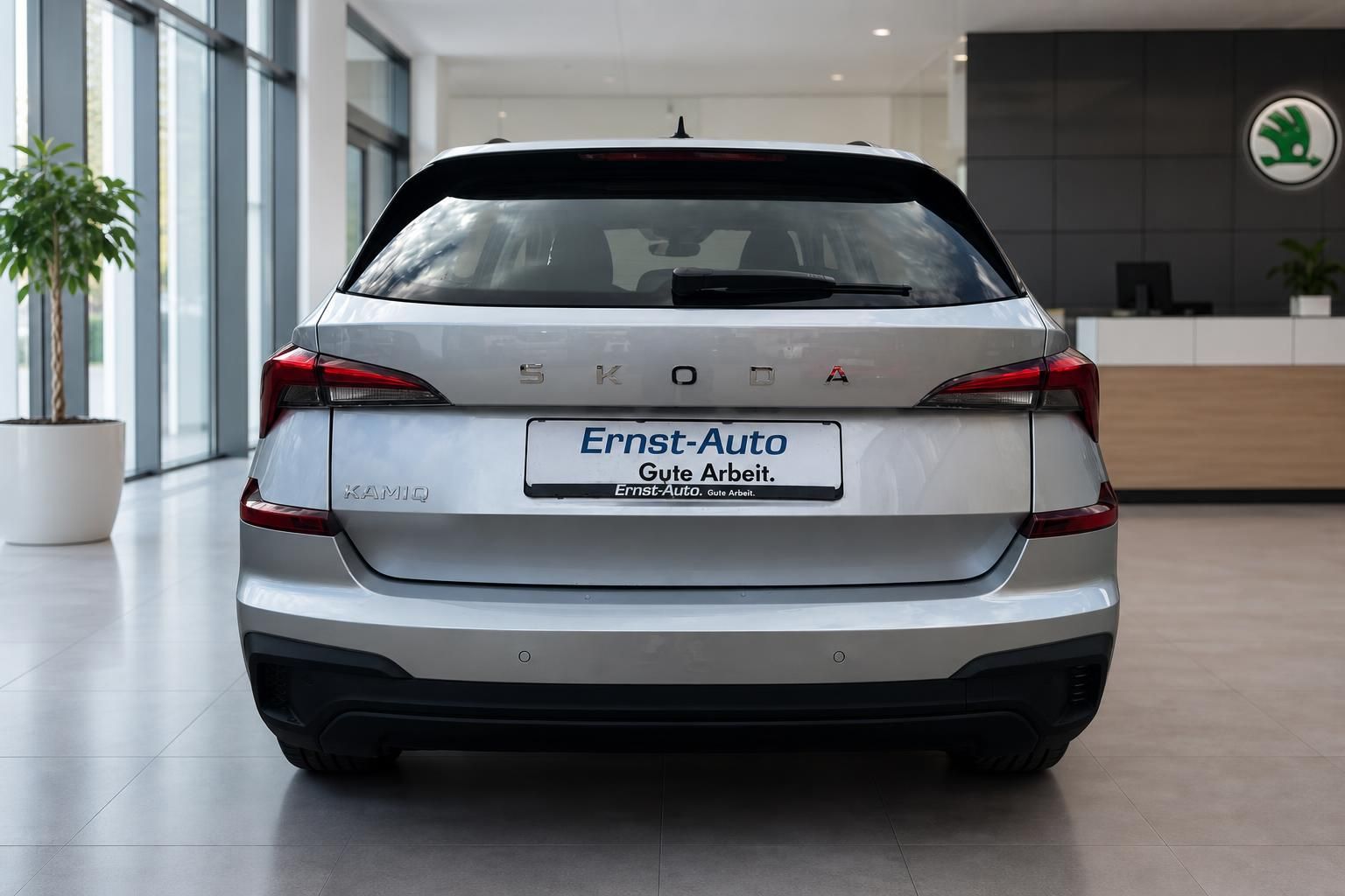 Skoda Kamiq silber Heckansicht im Autohaus – kompakter SUV mit LED-Rückleuchten