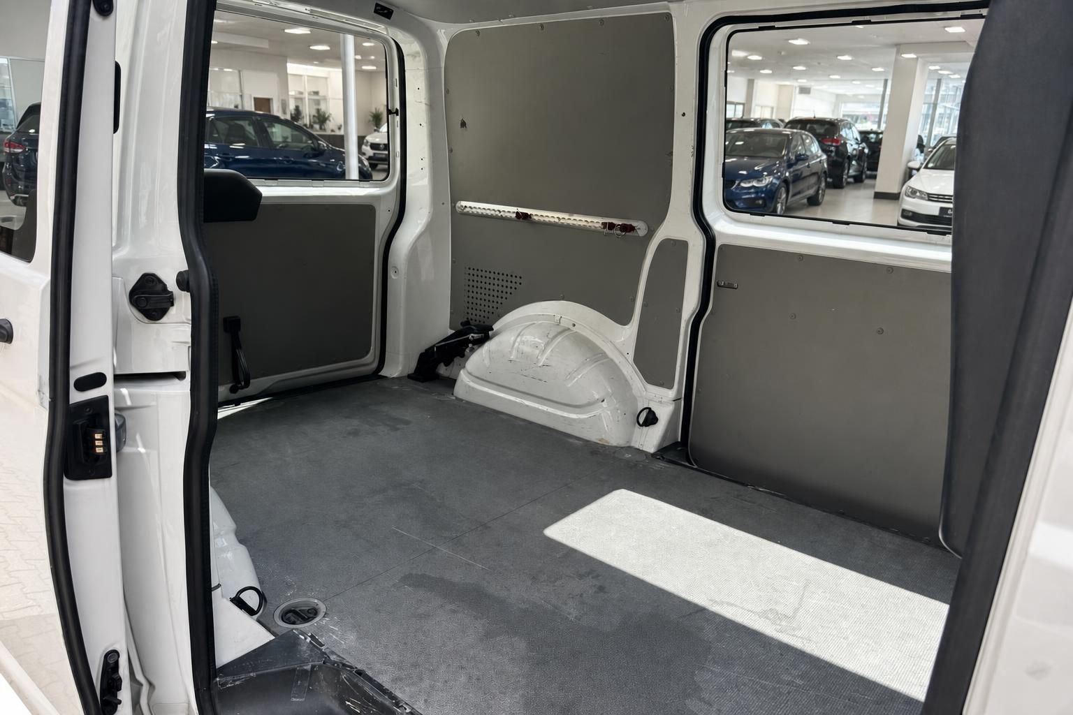 Transporter Laderaum Innenansicht – geräumiger Cargo-Van mit grauem Boden und verkleideten Wänden