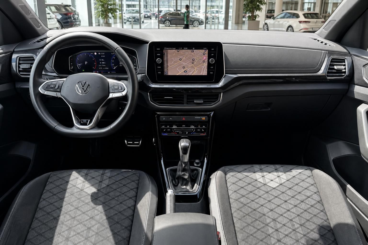 VW T-Cross Innenraum mit Cockpit, Touchscreen-Navigation, Lenkrad und Automatikgetriebe