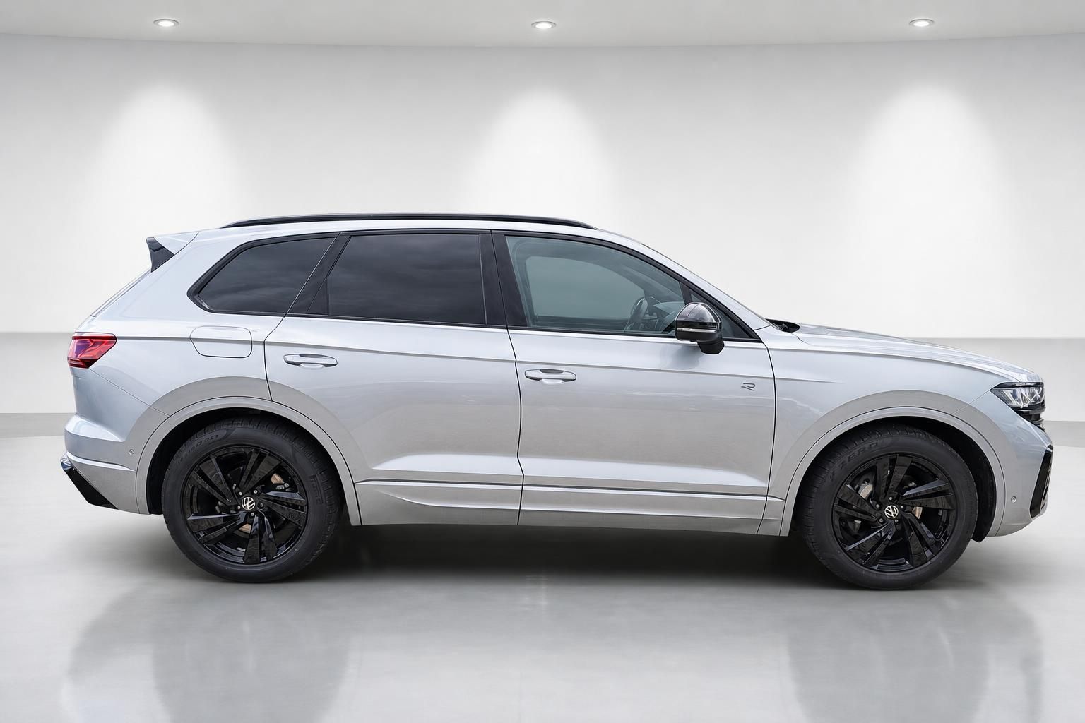 VW Touareg silber Seitenansicht mit schwarzen Alufelgen im Studio