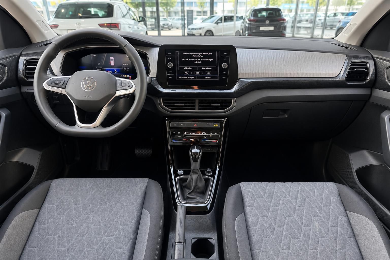 VW T-Cross Innenraum mit Cockpit, Touchscreen-Infotainment, Lenkrad und grauen Stoffsitzen