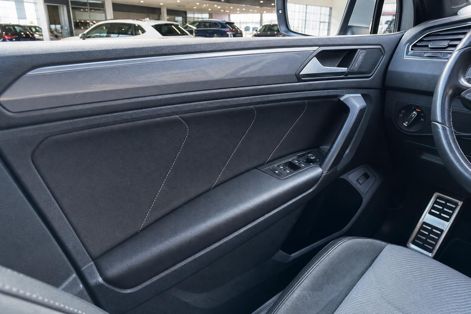 VW Tiguan Innenraum – Fahrertür mit schwarzer Lederverkleidung, Fensterheber und Lichtschalter