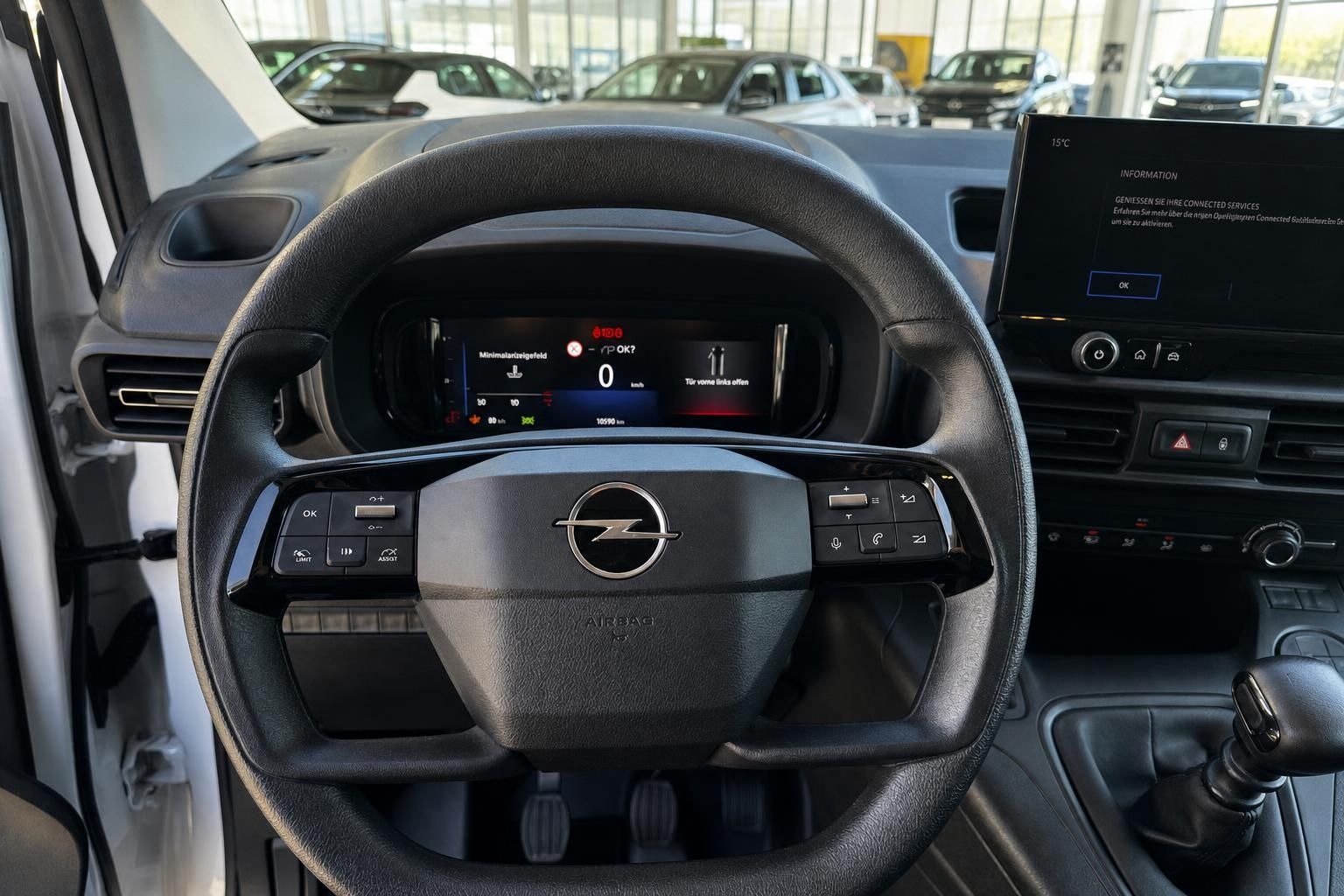 Opel Innenraum – Lenkrad mit Logo, digitales Cockpit und Infotainment-Display im Autohaus