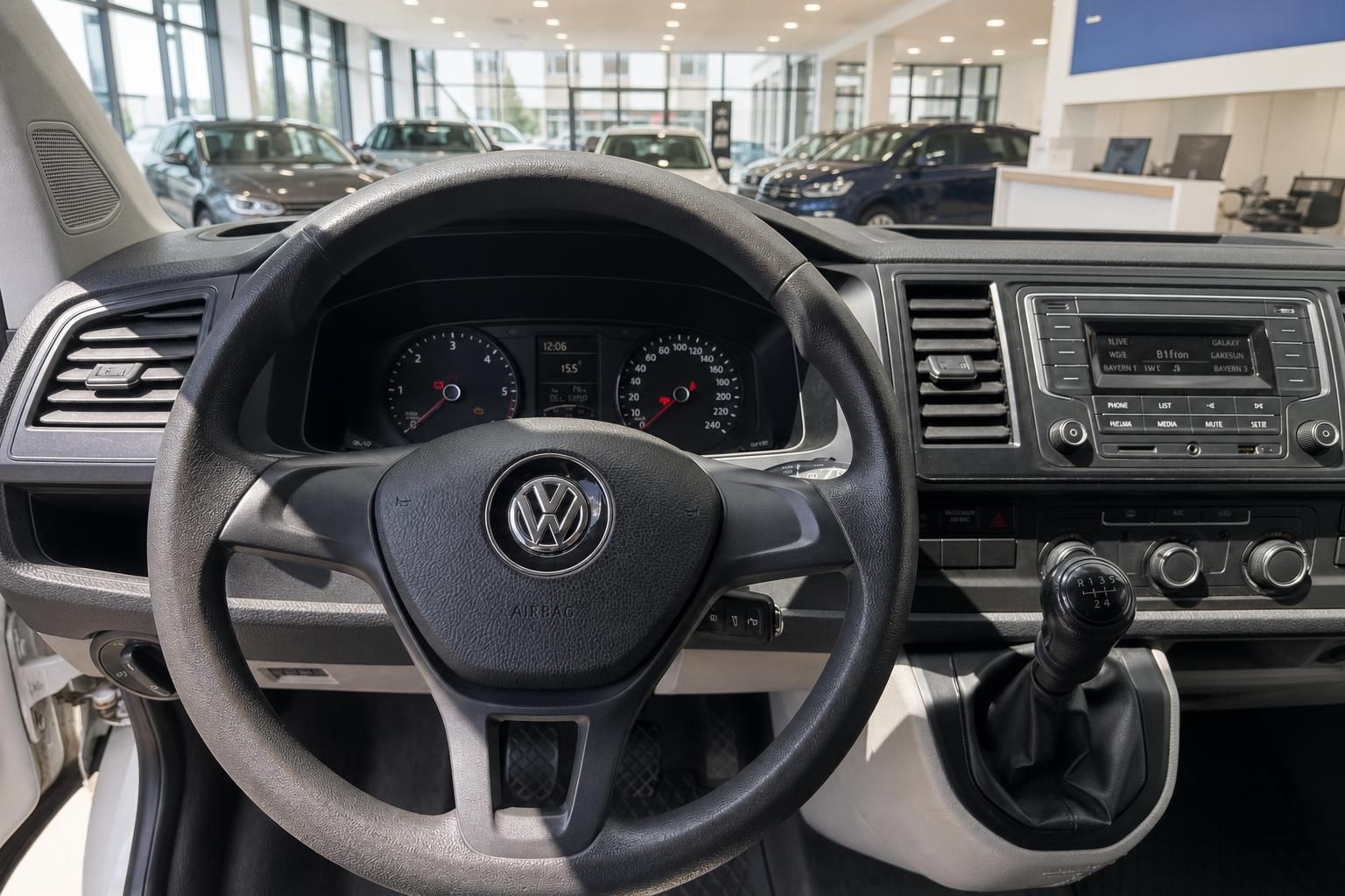 VW Transporter T6 Innenraum – Lenkrad, Cockpit, Schaltgetriebe und Radio im Autohaus