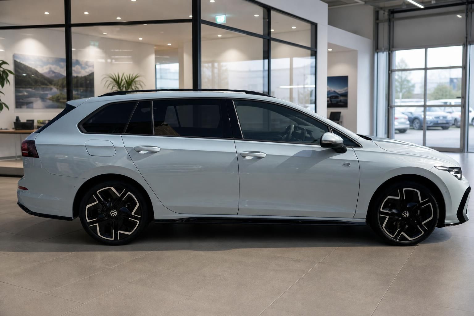 VW Golf Variant R-Line in Weiß – Seitenansicht im Autohaus, sportliche Felgen, schwarzes Dach