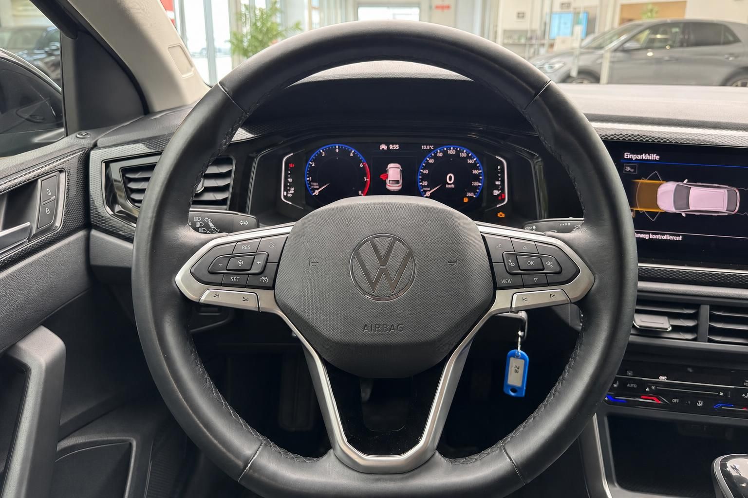 VW Innenraum Lenkrad mit VW-Logo, digitales Cockpit und Infotainment-Display im Volkswagen