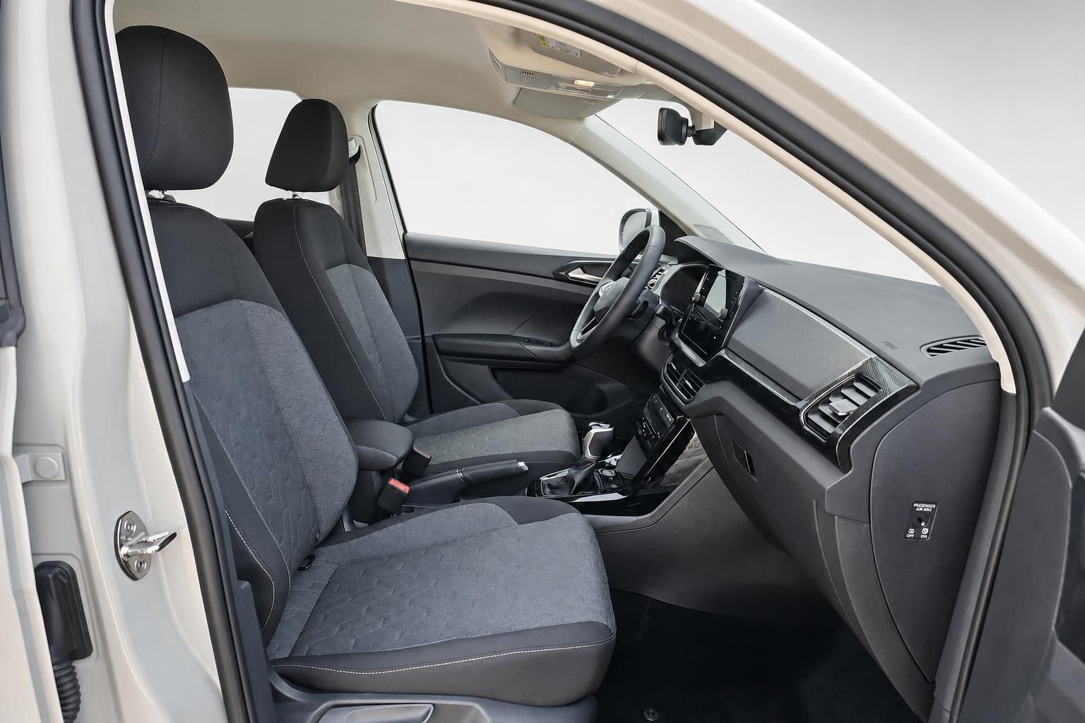 Innenraum eines VW mit grauen Stoffsitzen und Cockpit-Ansicht