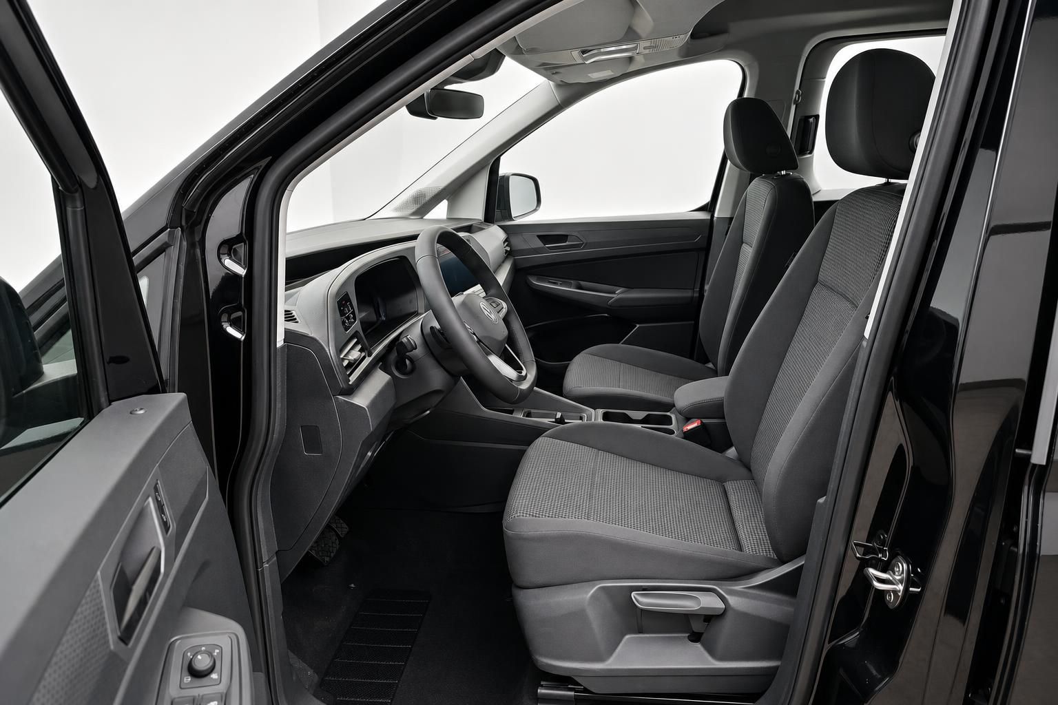 Innenraum VW Nutzfahrzeug mit Vordersitzen und Cockpit in Schwarz