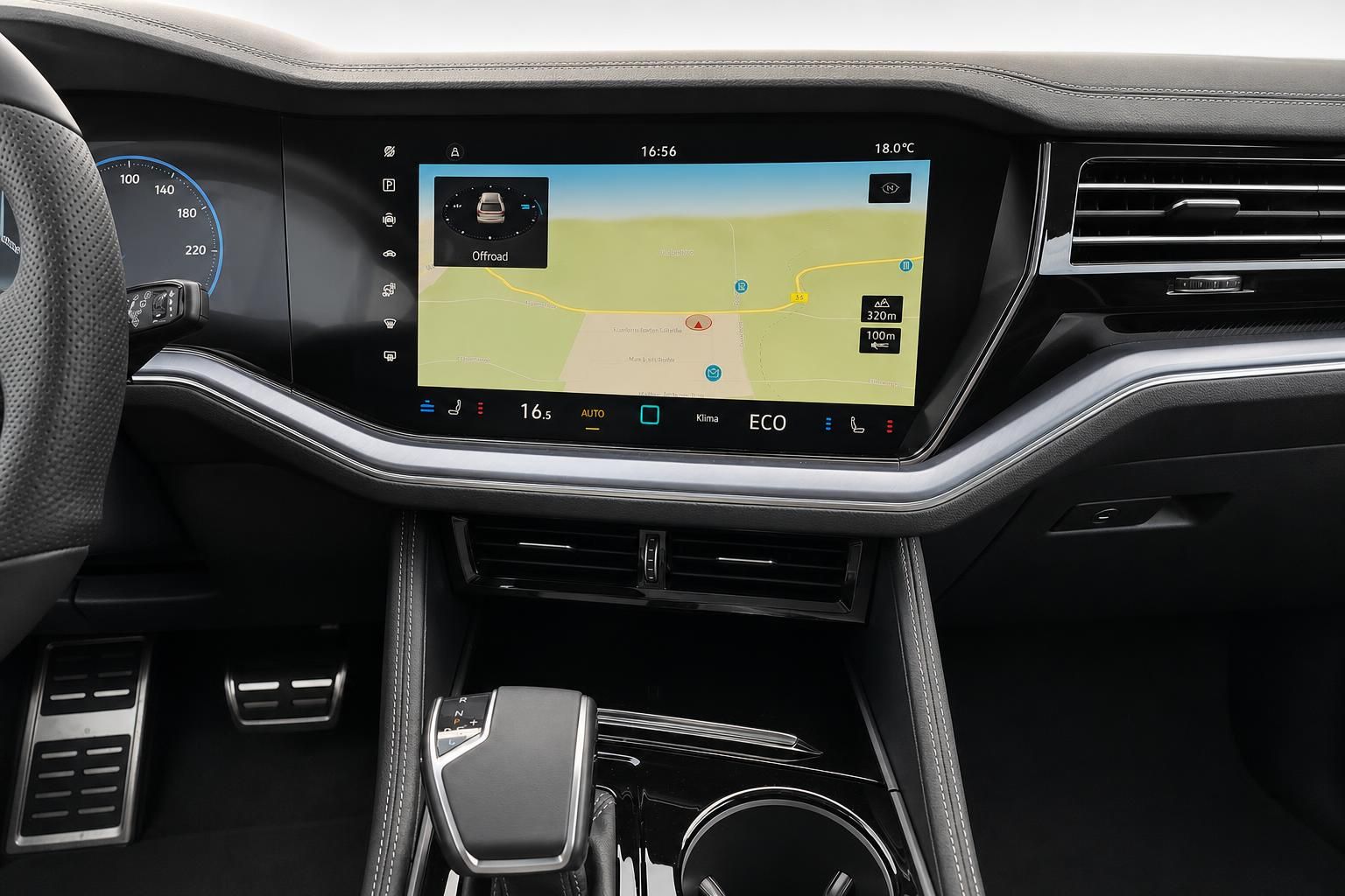 Cockpit mit Navigationssystem und Mittelkonsole im Fahrzeuginnenraum