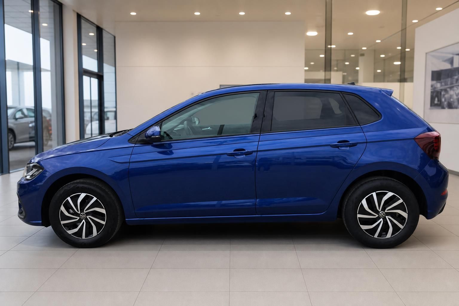 VW Polo blau Seitenansicht im Autohaus – 5-türiger Kleinwagen in Ravennablau
