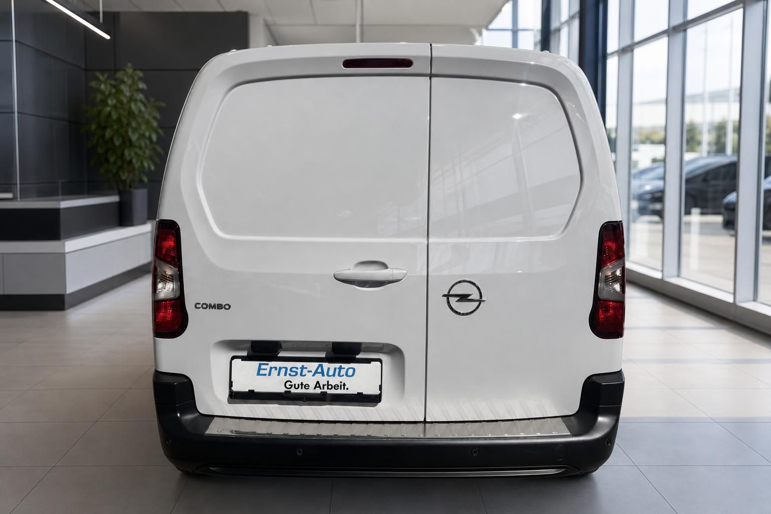 Opel Combo Cargo weiss Heckansicht im Autohaus – kompakter Kastenwagen mit Flügeltüren