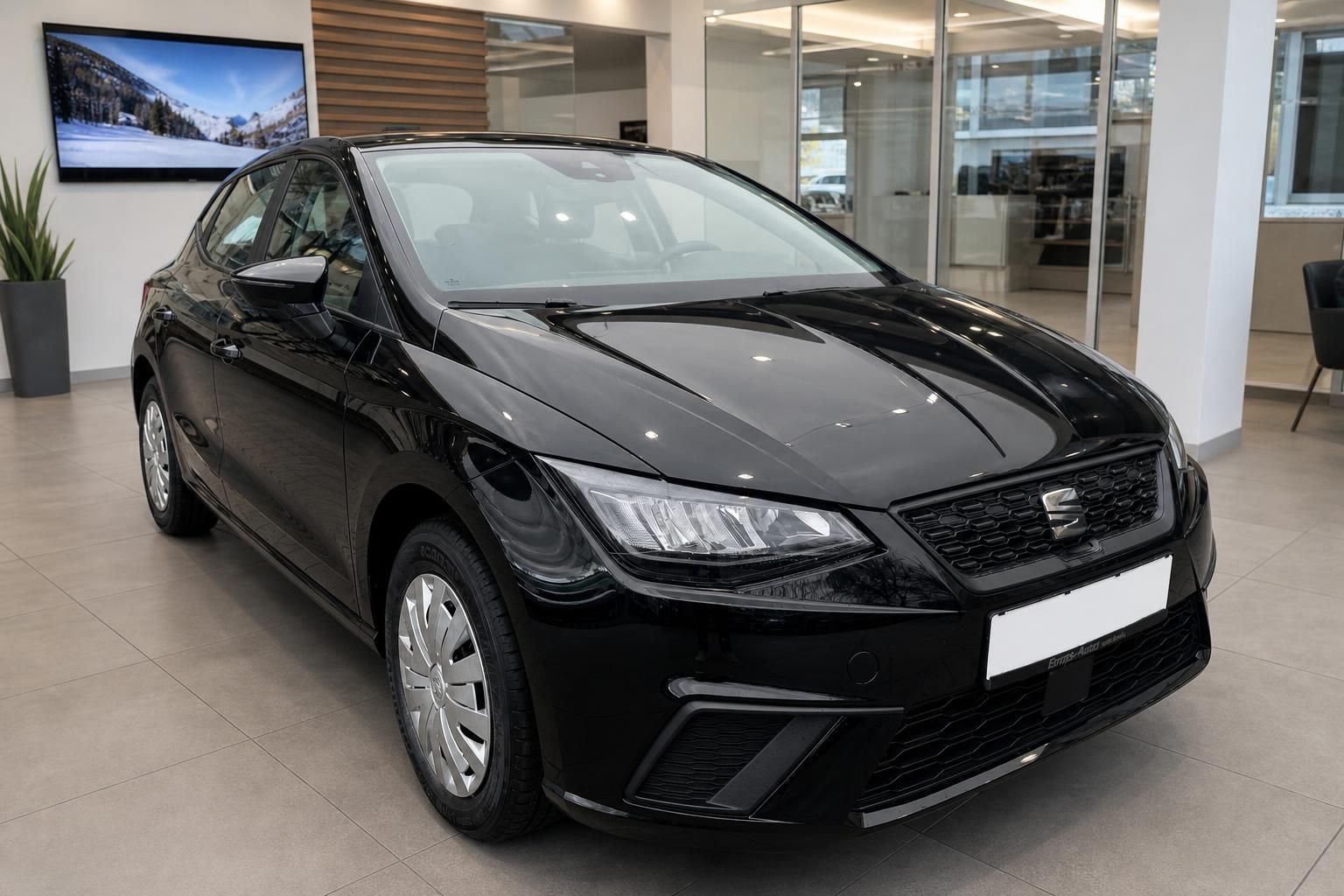 SEAT Ibiza schwarz Frontansicht mit LED-Scheinwerfern und Kühlergrill in Showroom