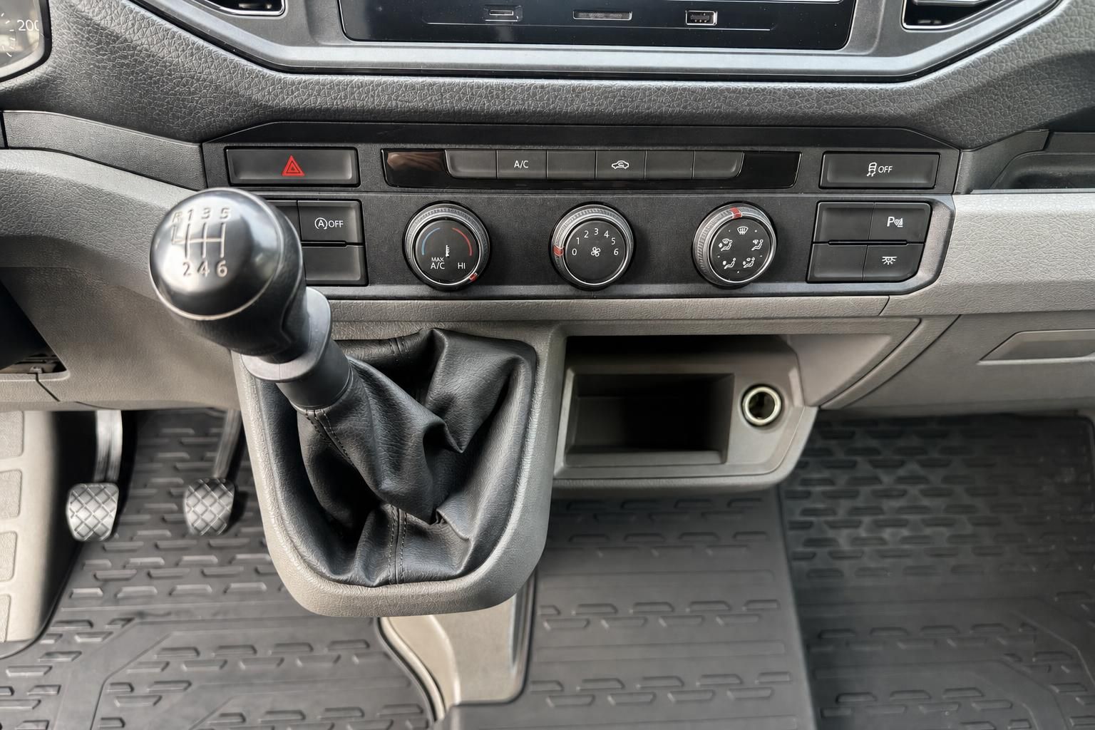VW Crafter Innenraum – 6-Gang-Schaltgetriebe, Klimaanlage und Mittelkonsole in Detailansicht