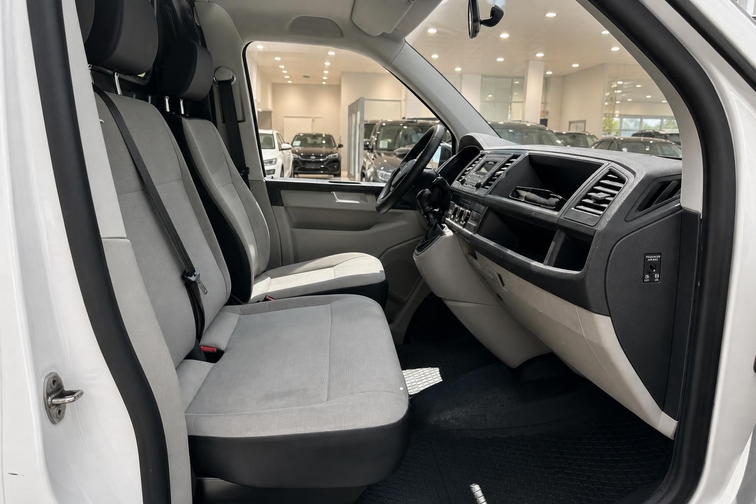VW Transporter T6 Innenraum – Vordersitze grau, Armaturenbrett und Lenkrad im Autohaus