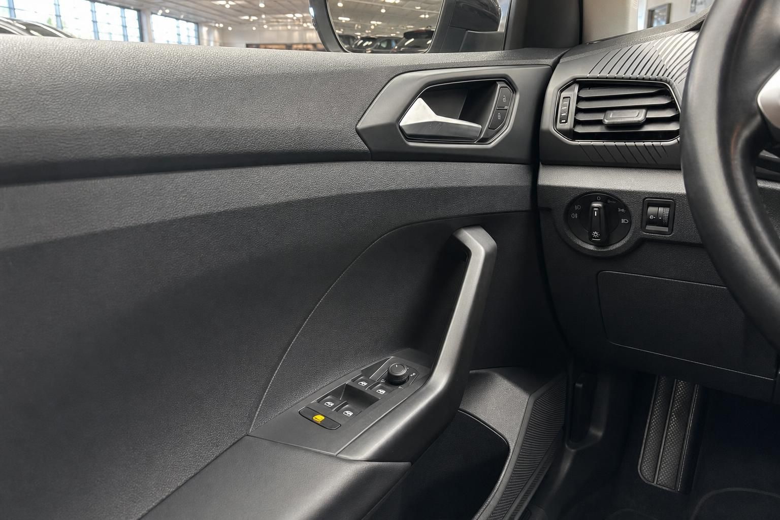 Fahrzeug Innenraum Detailansicht Fahrertür mit Fensterheber, Türgriff und Lichtschalter