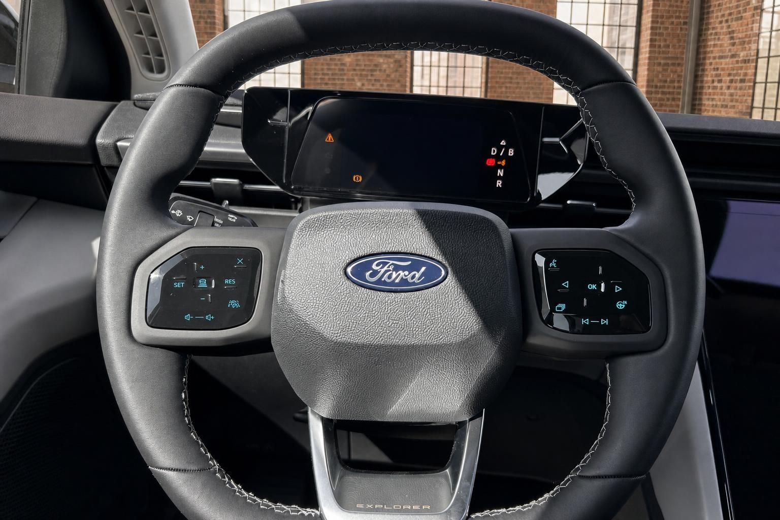 Ford Explorer Lenkrad mit digitalem Cockpit und Bedienelementen im Innenraum