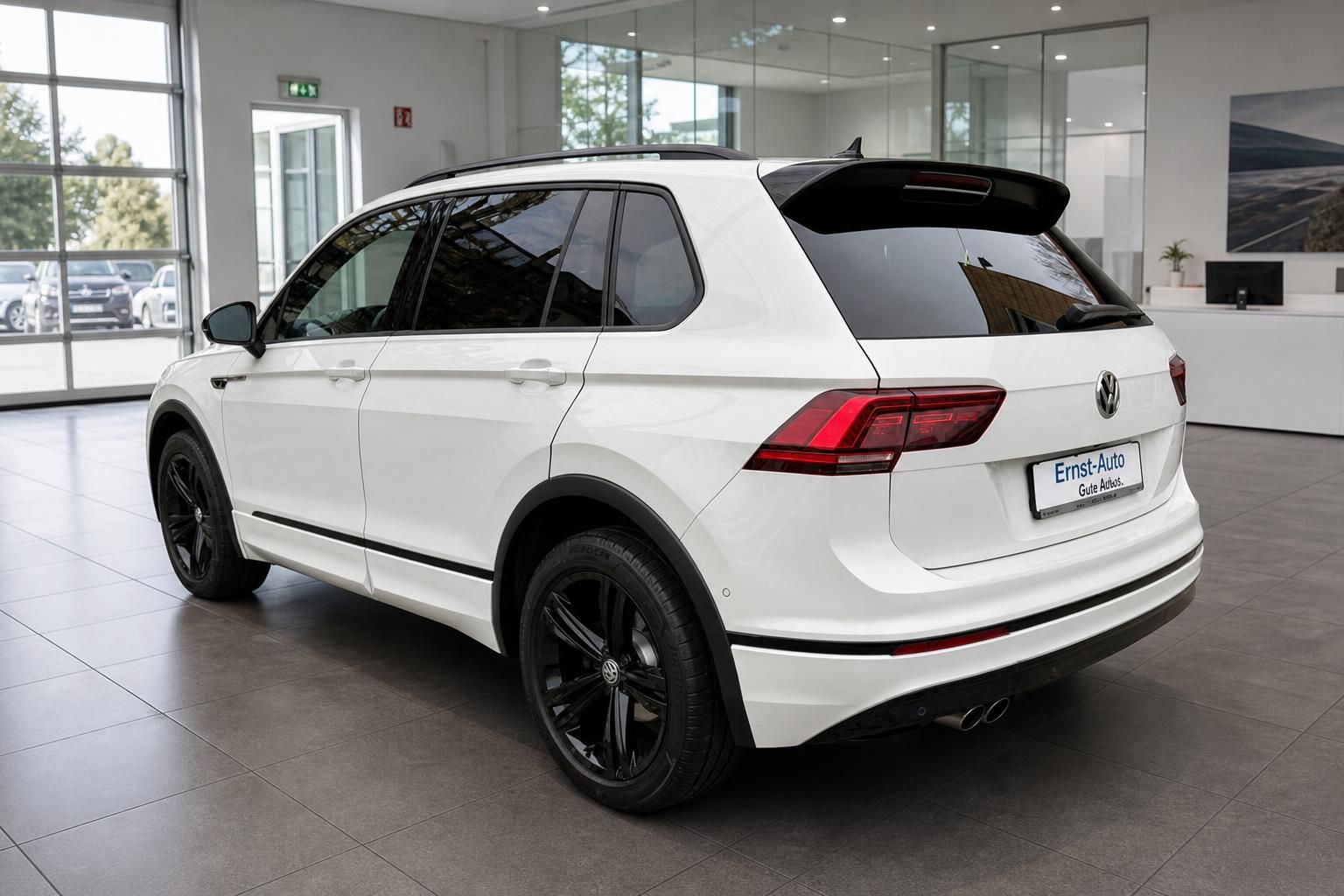 VW Tiguan weiss Heckansicht im Autohaus – schwarze Felgen, Spoiler, R-Line Ausstattung