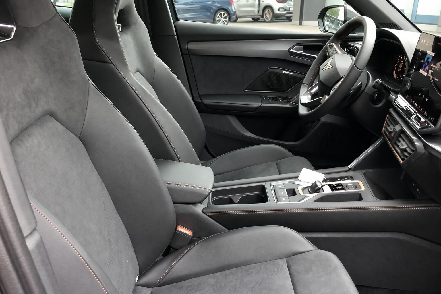 Cupra Innenraum Vordersitze Alcantara Leder schwarz mit Mittelkonsole und Sportlenkrad