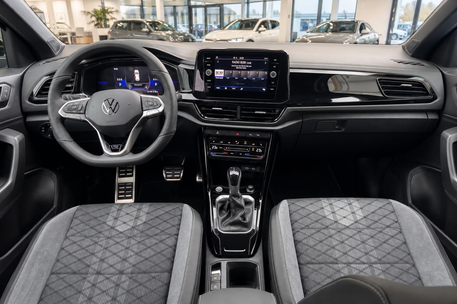 VW T-Roc Innenraum Cockpit mit Lenkrad, Infotainment-Display, Schaltgetriebe und Alcantara-Sitzen