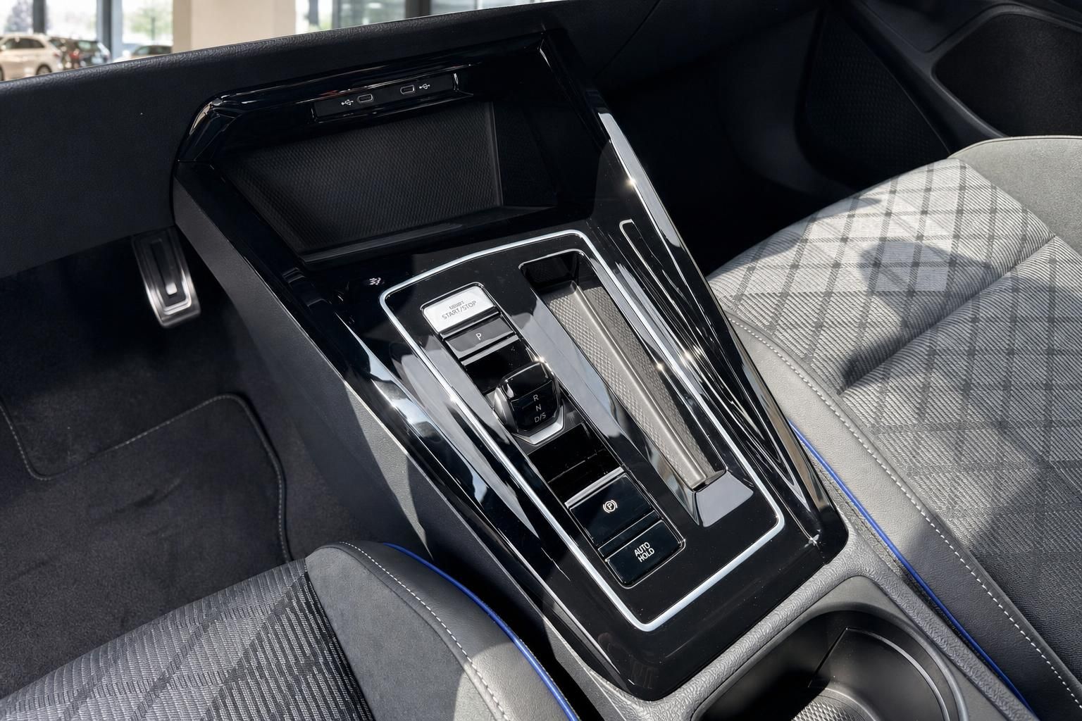 Fahrzeug Innenraum Mittelkonsole mit Automatikgetriebe, Start-Stop-Knopf und blauer Ambientebeleuchtung