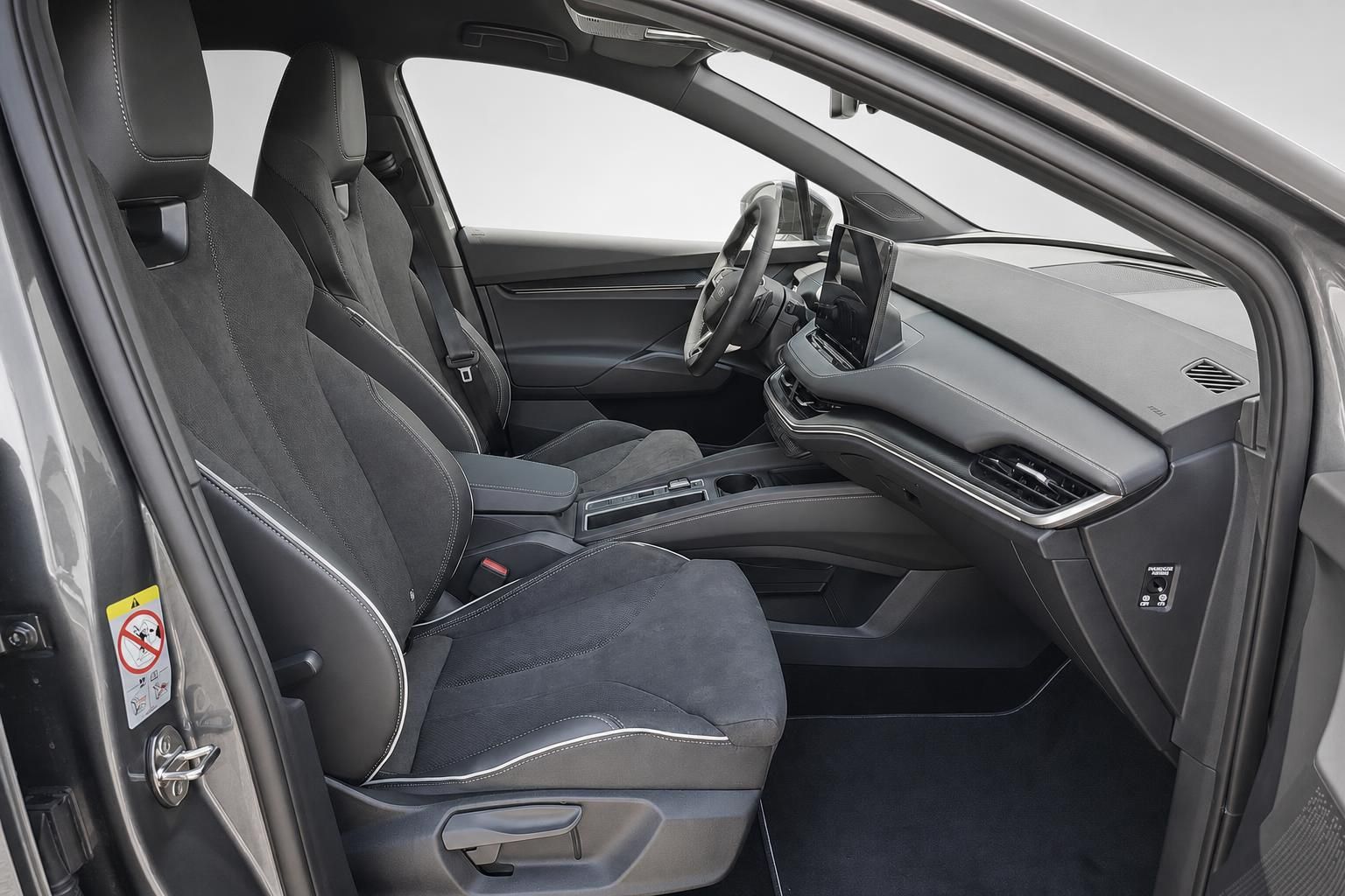 Innenraum eines modernen Elektroautos mit Sportsitzen und Touchscreen