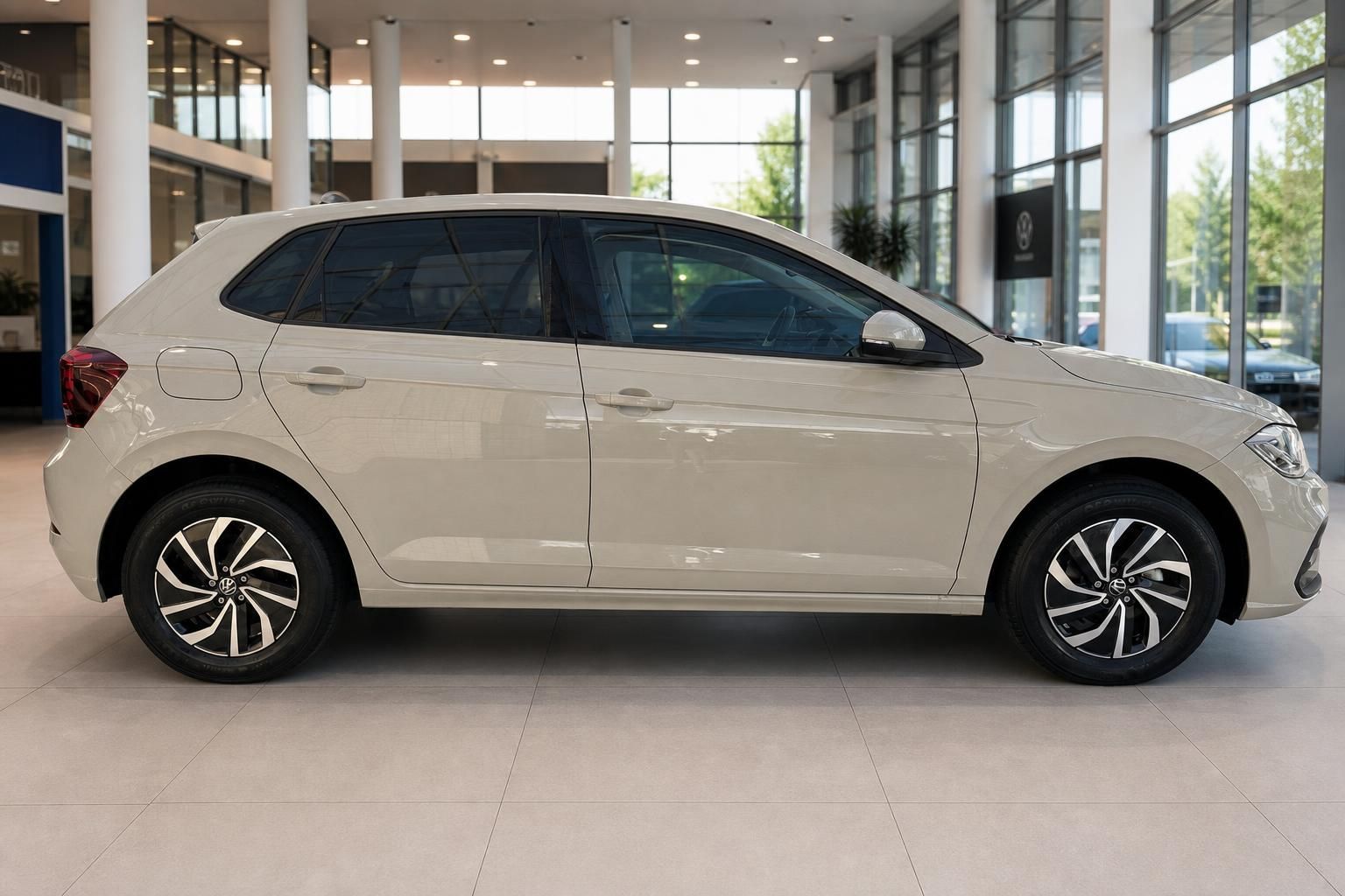 VW Polo beige Seitenansicht im Autohaus – 5-türiger Kleinwagen mit Leichtmetallfelgen