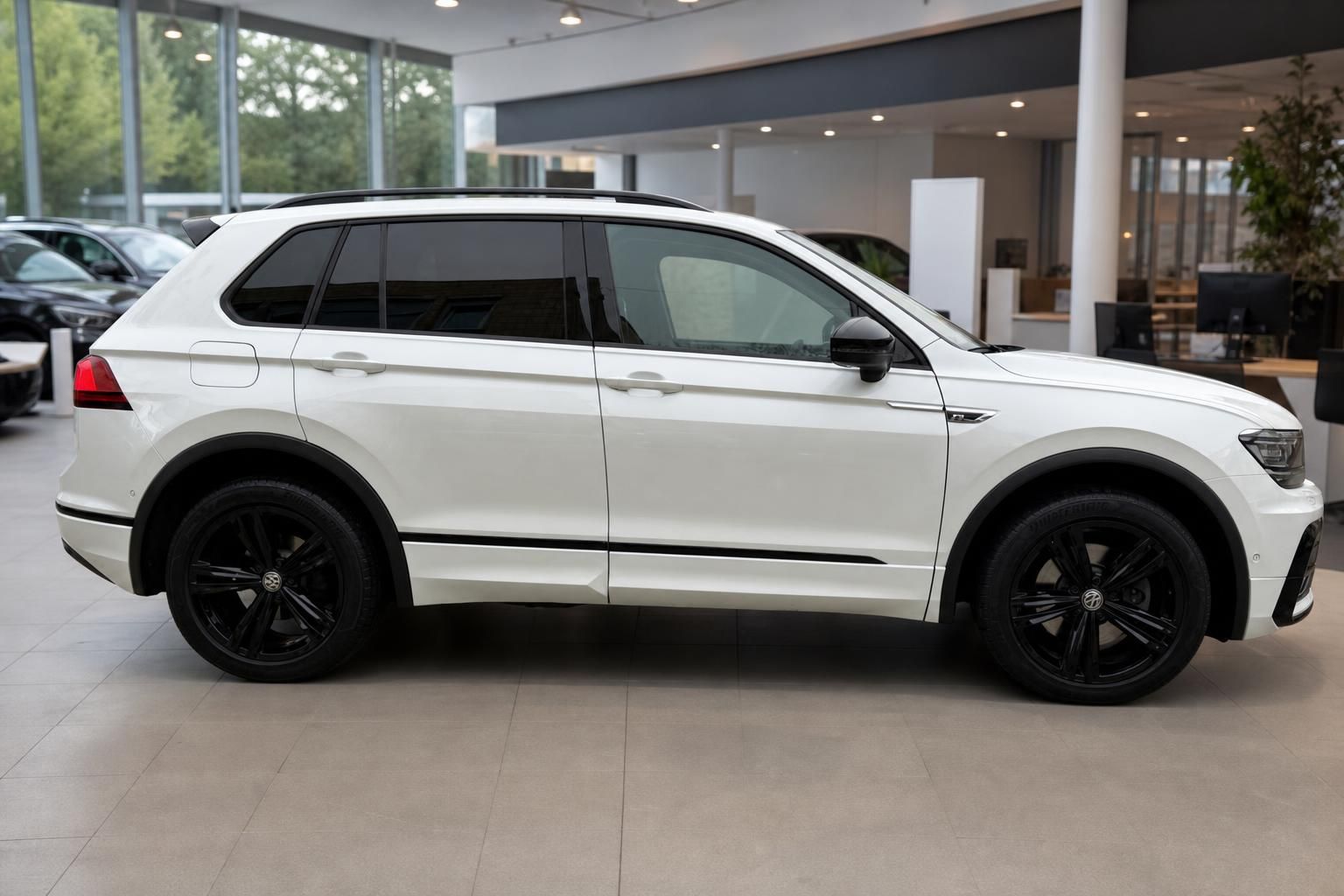 VW Tiguan R-Line weiss Seitenansicht schwarze Felgen Autohaus