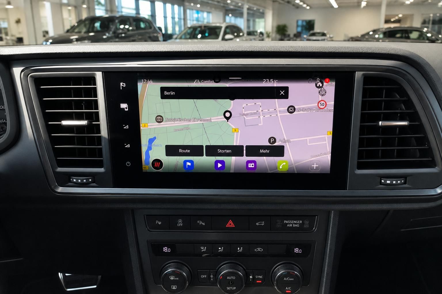 Fahrzeug Innenraum mit Navigationssystem und Klimaanlage Bedienfeld
