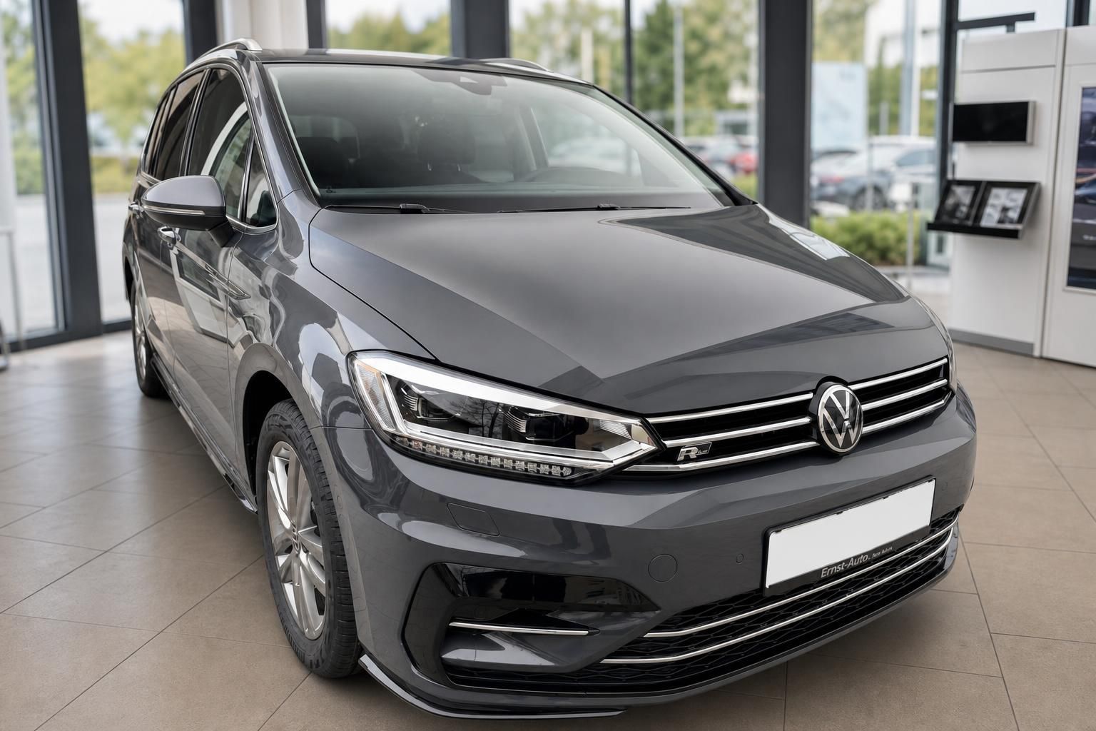 VW Touran R-Line grau Frontansicht im Autohaus – gepflegter Van in anthrazit