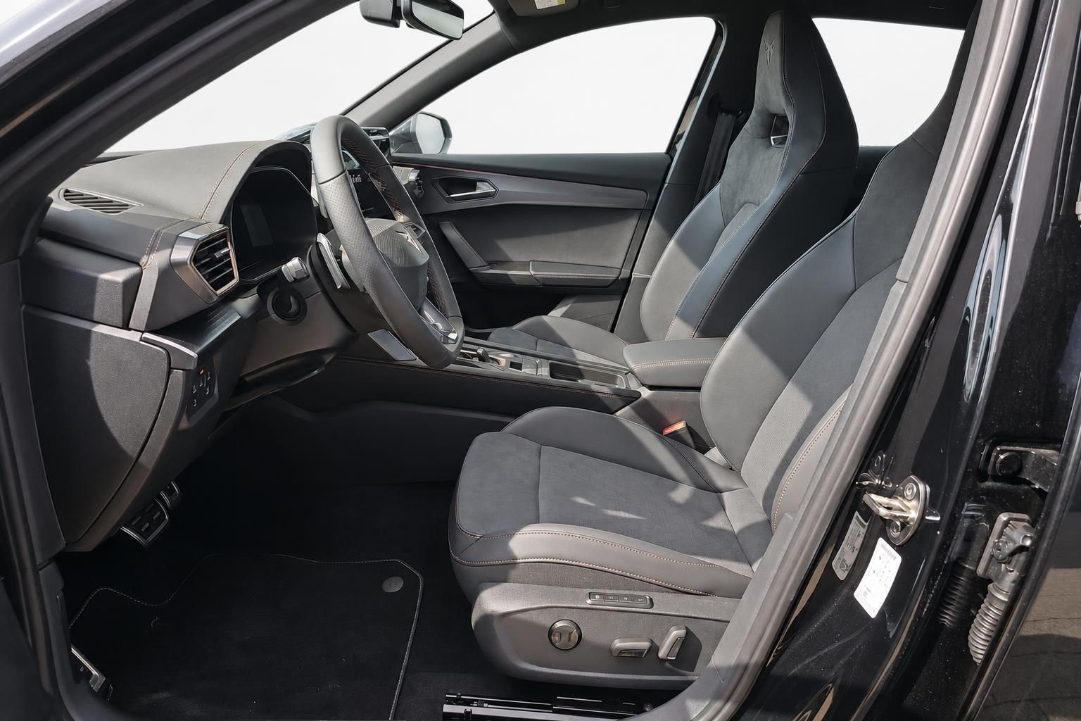 Innenraum eines Cupra mit Sportsitzen in Schwarz-Grau und Alcantara