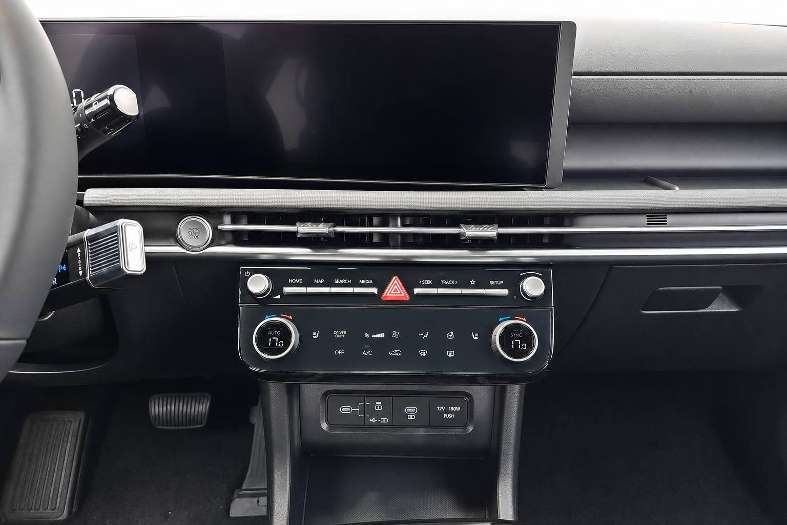 Cockpit mit Touchscreen und Klimabedienung im modernen Fahrzeuginterieur
