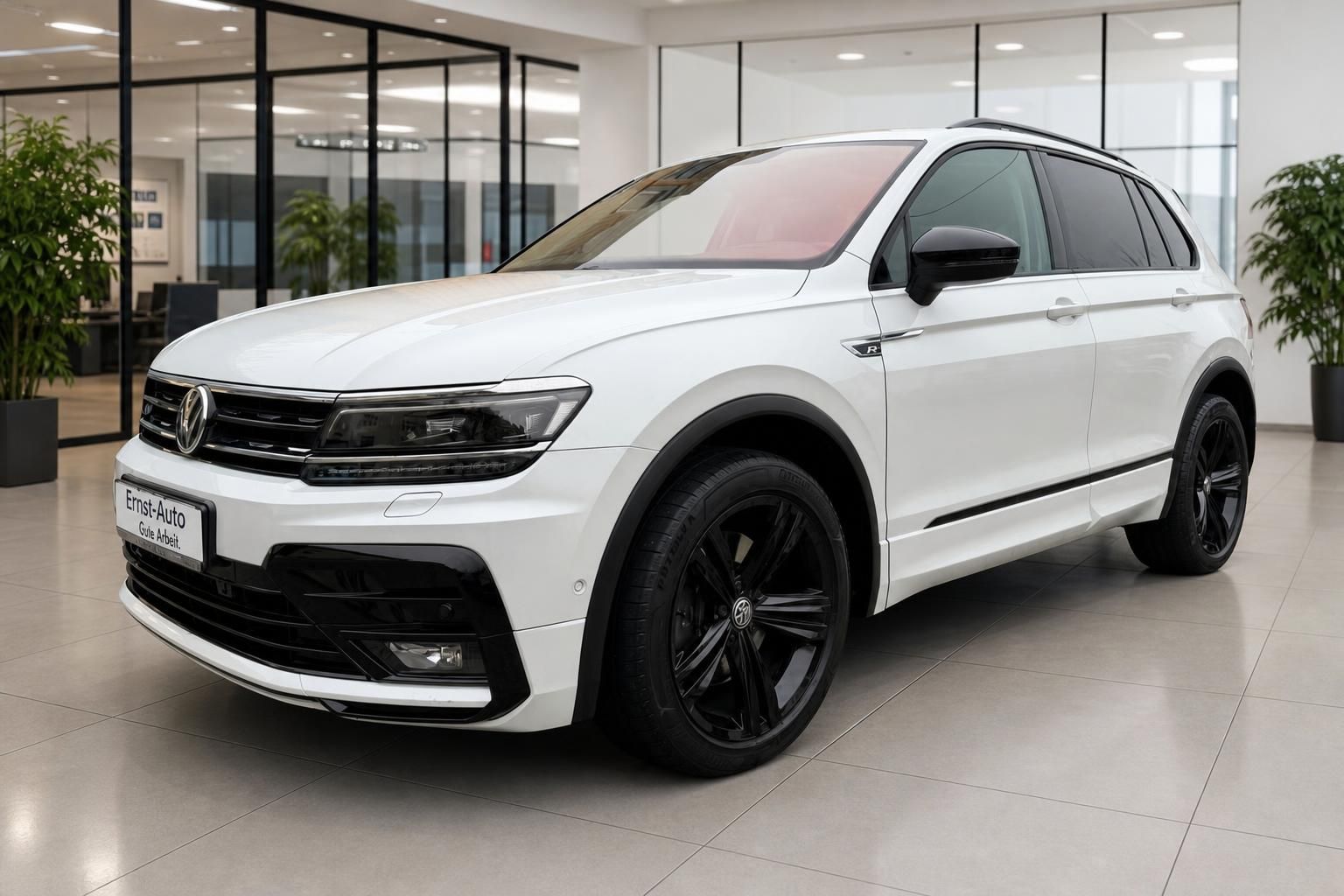 VW Tiguan R-Line weiss Frontansicht im Autohaus – schwarze Felgen, LED-Scheinwerfer