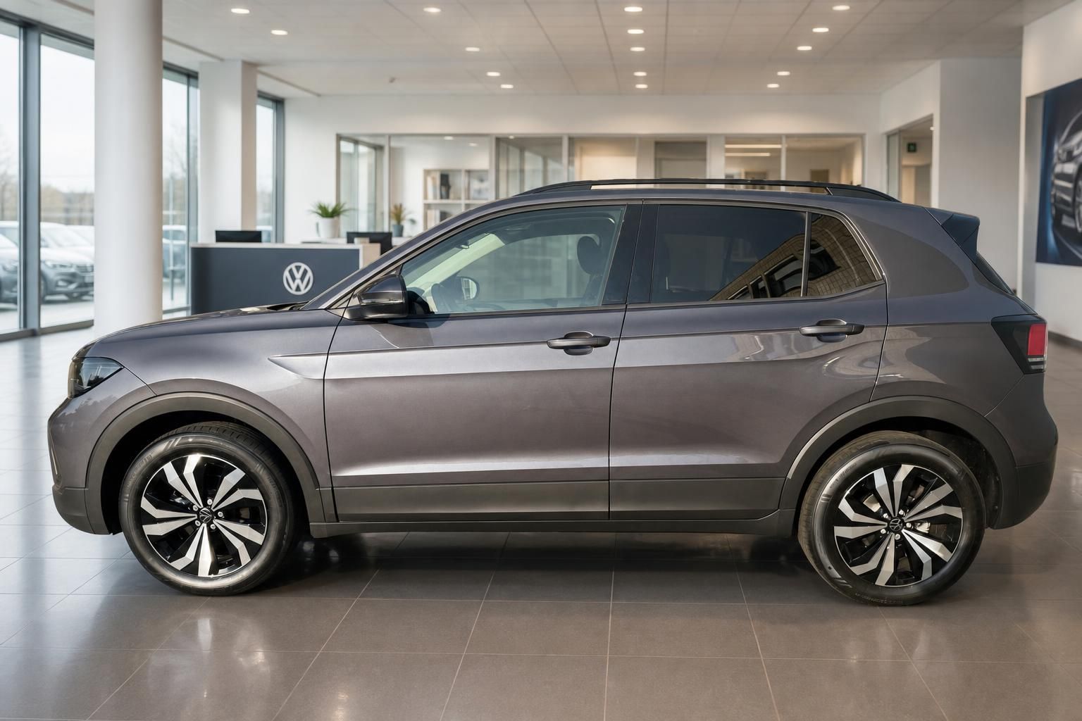 VW T-Cross SUV grau metallic Seitenansicht im Autohaus Showroom