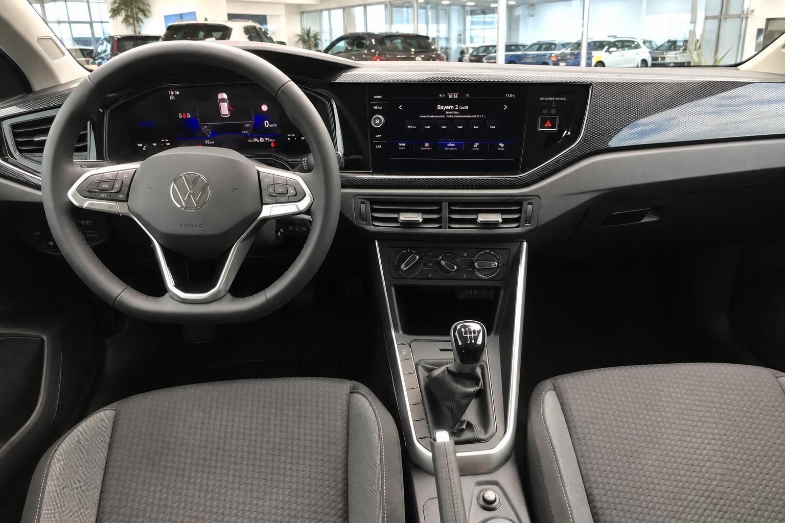 VW Innenraum mit Lenkrad, Infotainment-Display, Schaltgetriebe und Klimabedienung