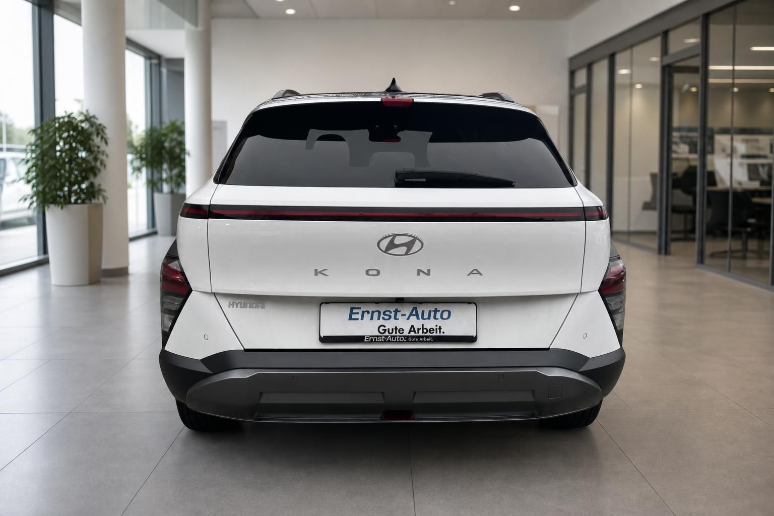 Hyundai Kona weiss Heckansicht im Autohaus – moderner SUV mit LED-Rückleuchten