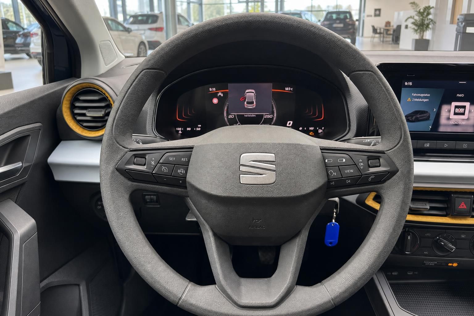 SEAT Innenraum Lenkrad mit digitales Cockpit und Infotainment-System im Autohaus