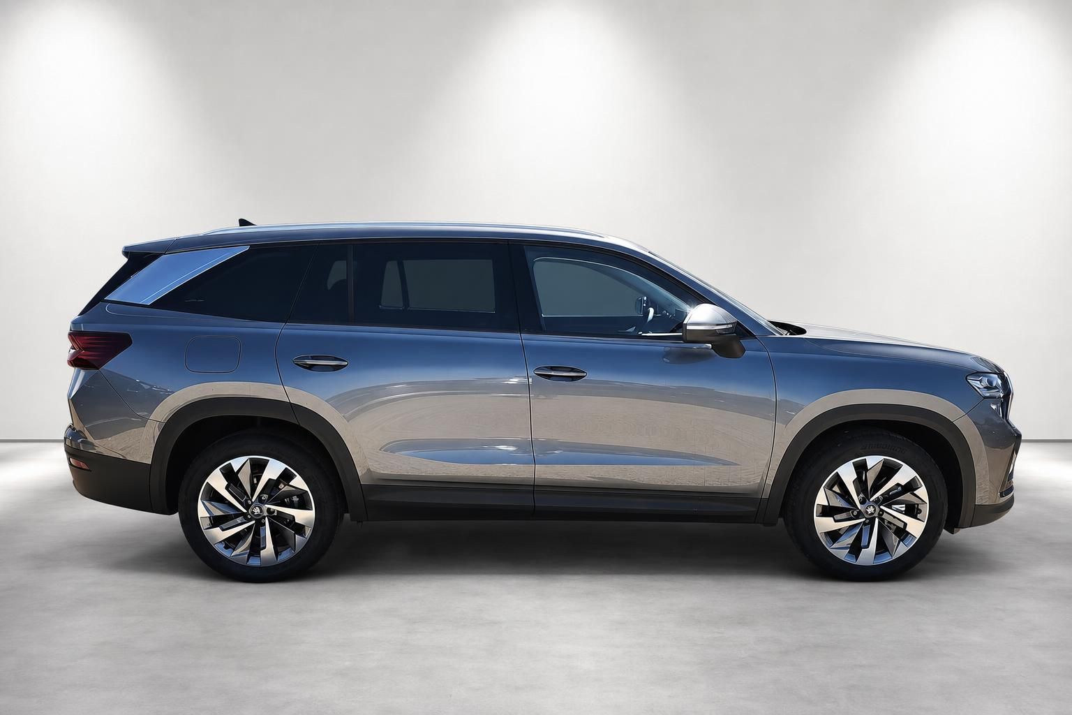 SUV in Grau-Blau metallic, Seitenansicht im Studio