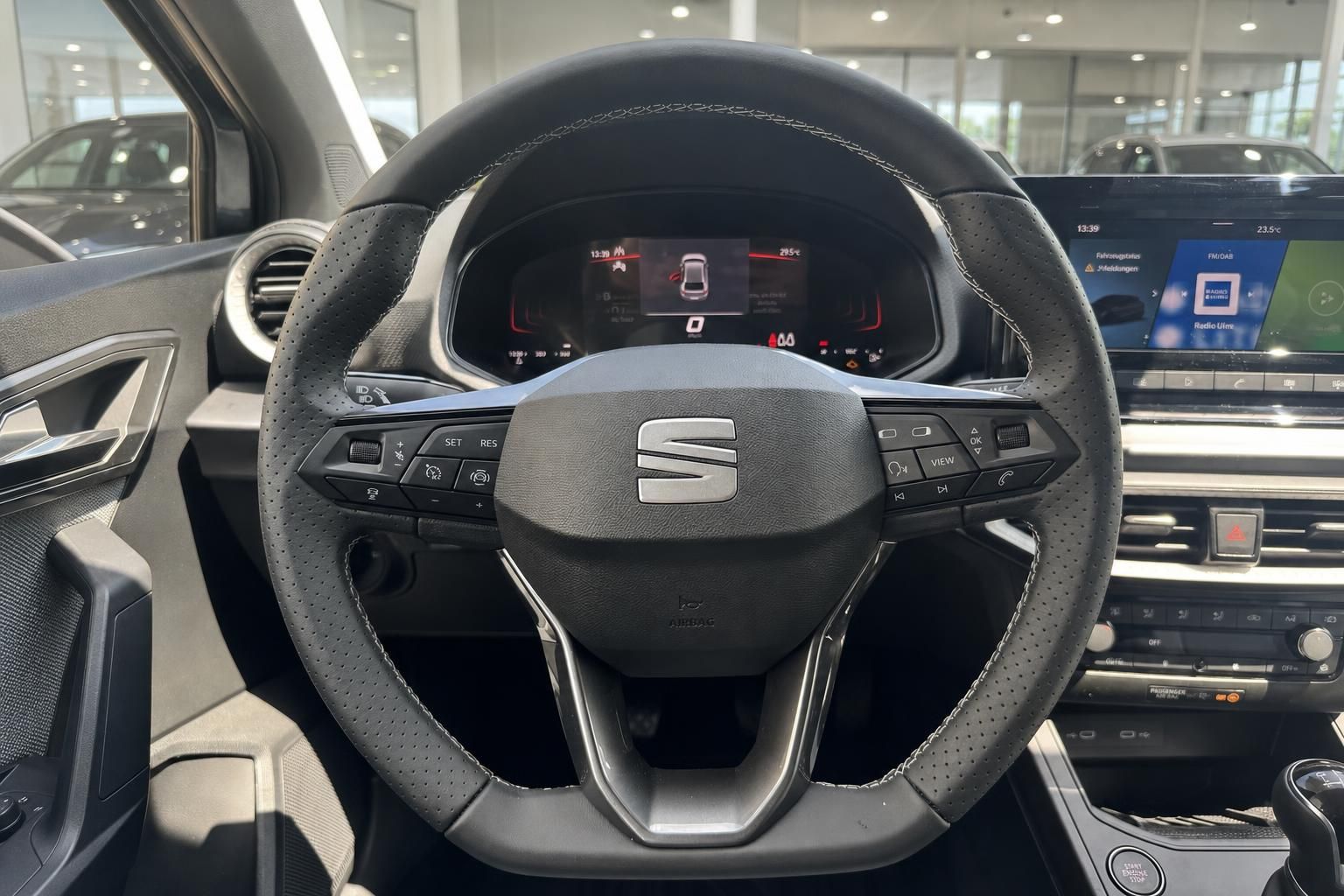 SEAT Innenraum Lenkrad mit Logo, digitales Cockpit und Infotainment-Display